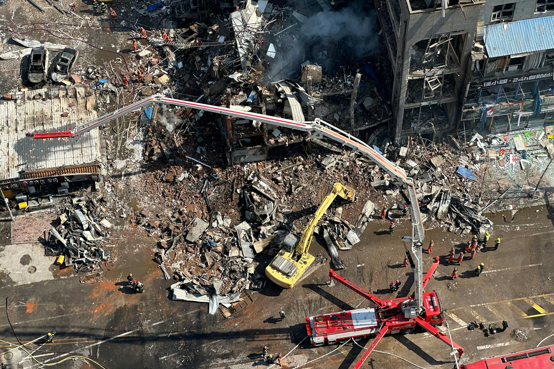 Feuerwehrleute am Ort einer Explosion in der nordchinesischen Provinz Hebei.