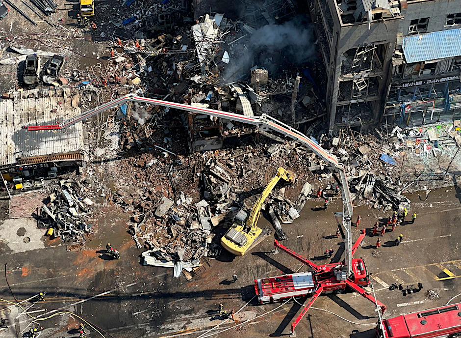 Feuerwehrleute am Ort einer Explosion in der nordchinesischen Provinz Hebei.