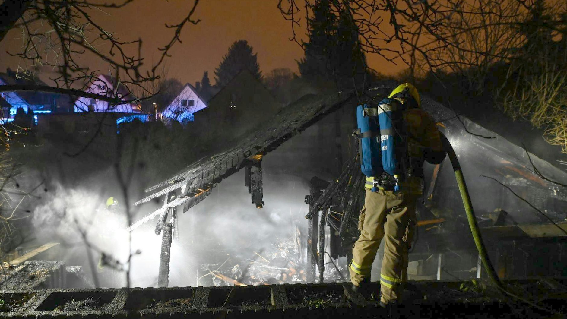 Nichts mehr zu retten. Die Laube in Reinickendorf brannte komplett nieder.