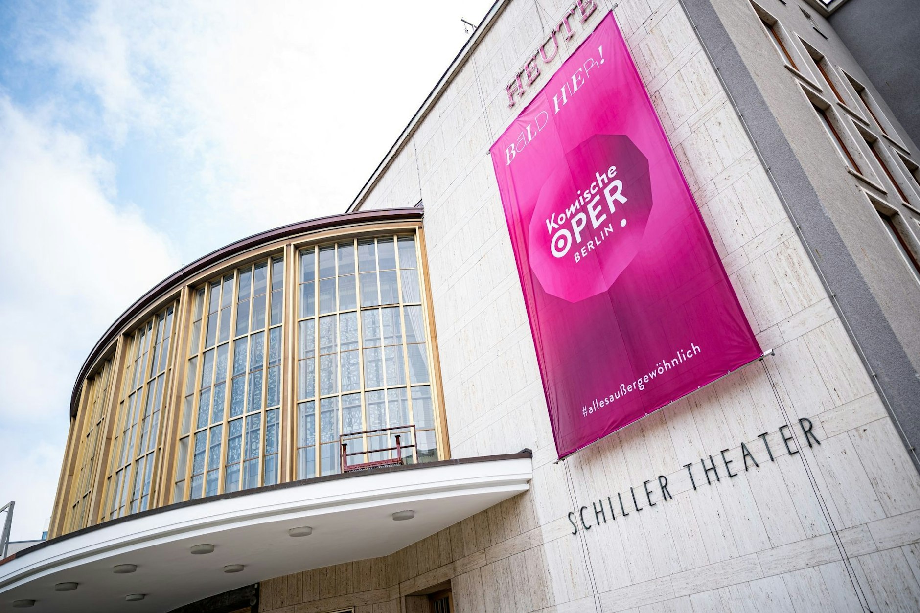 Am Gebäude des Schiller-Theaters hängt ein Banner der Komischen Oper Berlin.&nbsp; Derzeit ist die Oper wegen der Sanierung des Hauses Unter den Linden dort zu Gast.&nbsp;