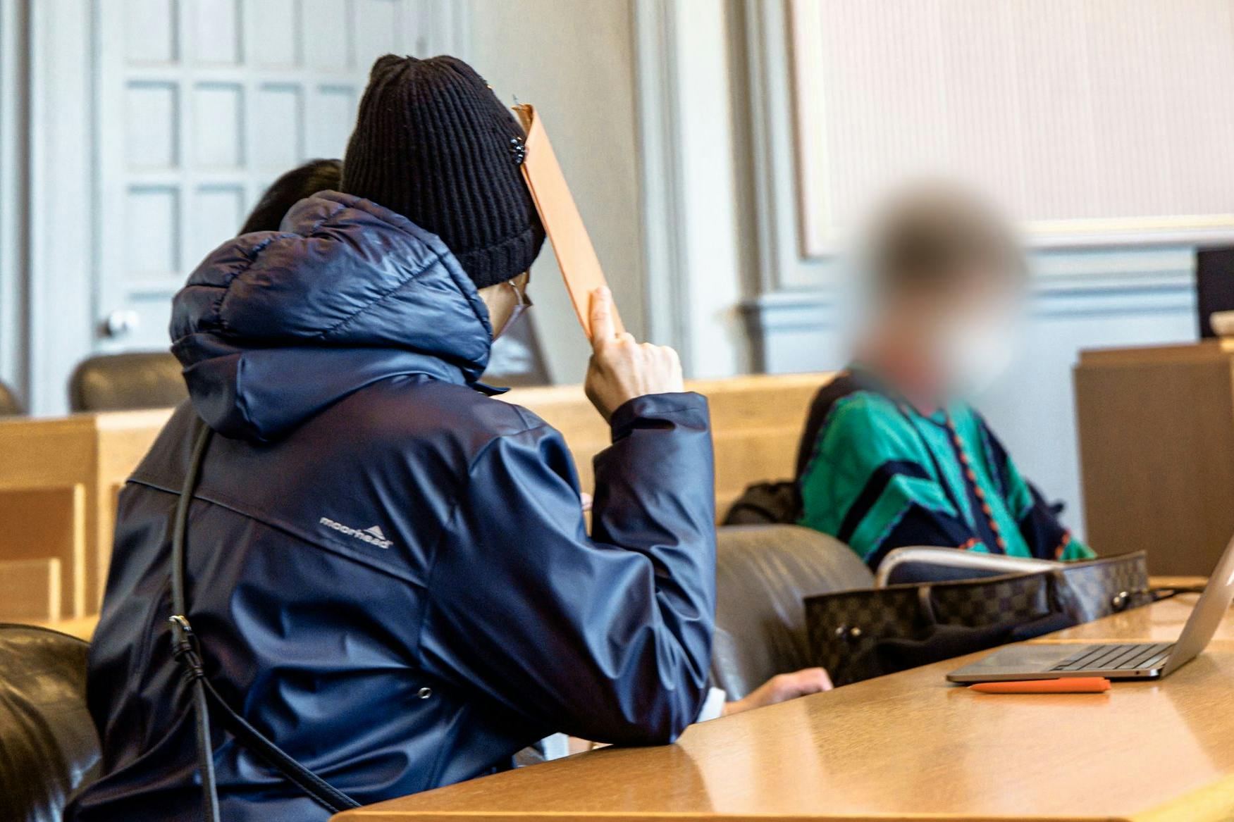 Die Versicherungsbetrüger im Revisionsprozess vor dem Landgericht Kiel. Das Ehepaar hatte den Tod des Mannes vorgetäuscht.