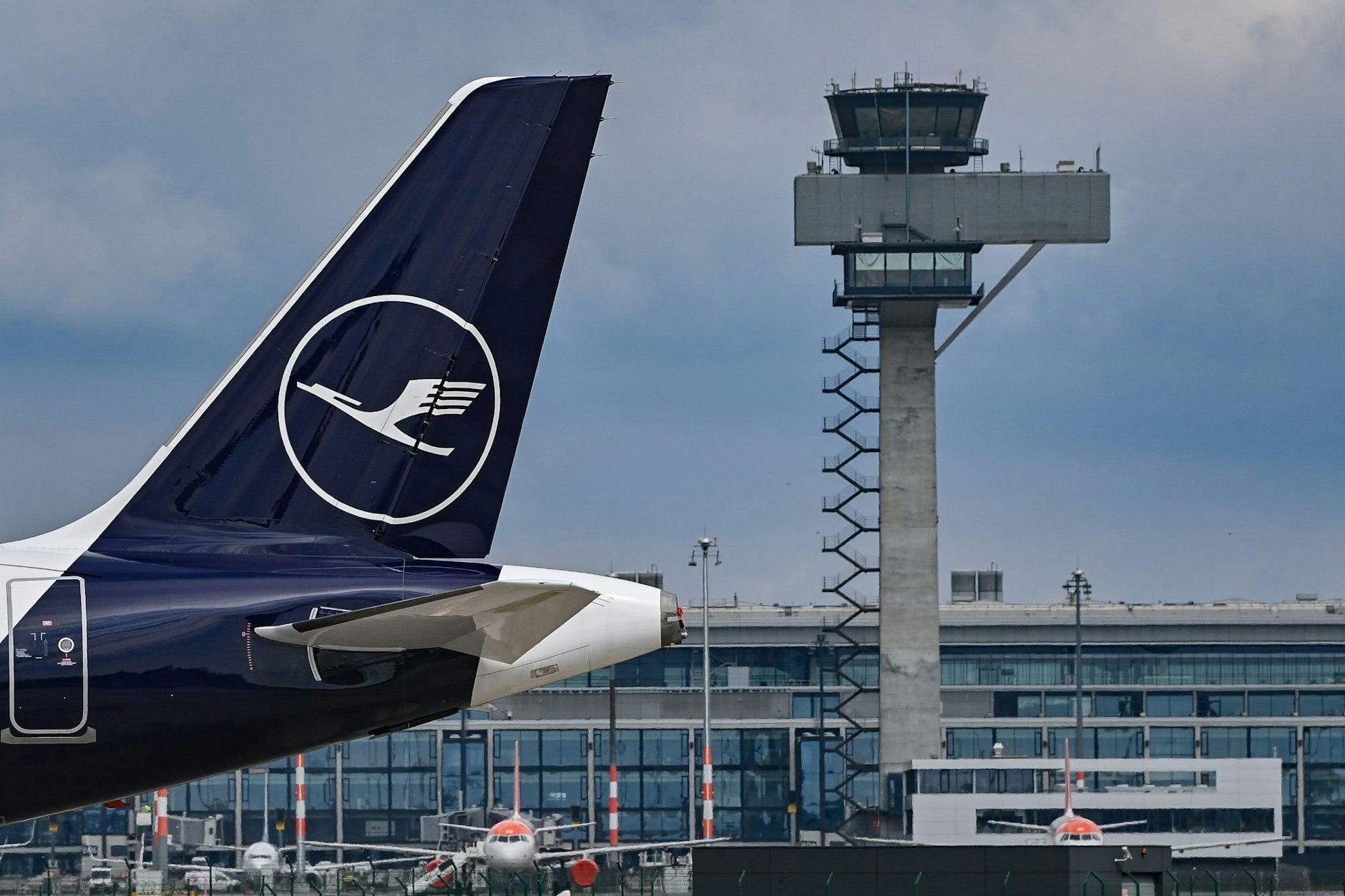 Neuer Streik voraus: ein Passagierflugzeug der Lufthansa auf dem Hauptstadtflughafen Berlin-Brandenburg (BER).&nbsp;