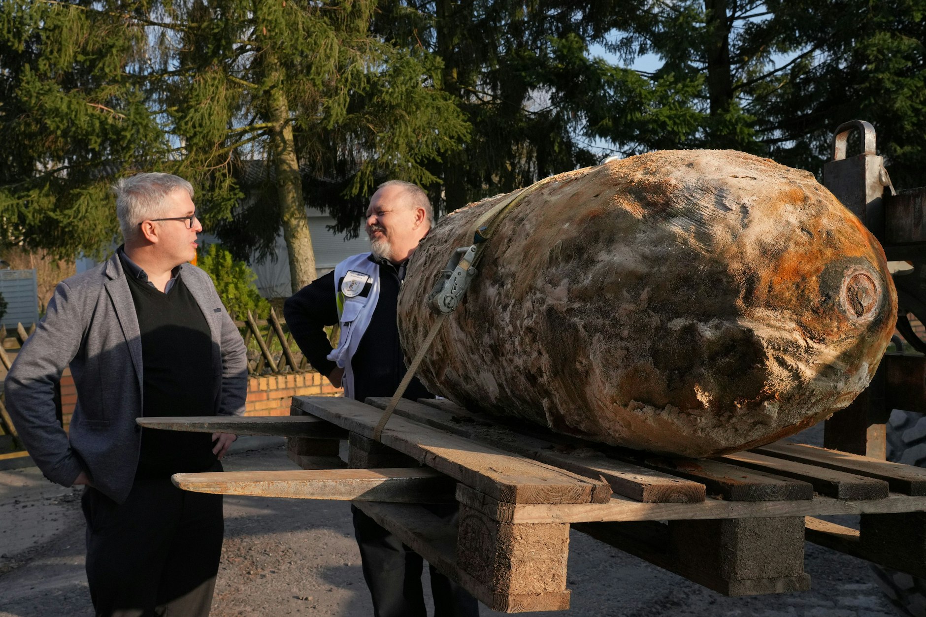 Oranienburgs Bürgermeister Alexander Laesicke (l, parteilos) und Sprengmeister Andre Müller vom Kampfmittelbeseitigungsdienst stehen hinter der auf einer Holzpalette zum Verladen fixierten Bombe. Die 500-Kilo-Bombe befand sich auf einem Privatgrundstück und lag in mehr als fünf Metern Tiefe.&nbsp;