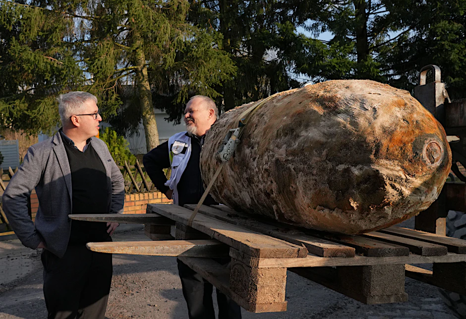 Oranienburgs Bürgermeister Alexander Laesicke (l, parteilos) und Sprengmeister Andre Müller vom Kampfmittelbeseitigungsdienst stehen hinter der auf einer Holzpalette zum Verladen fixierten Bombe. Die 500-Kilo-Bombe befand sich auf einem Privatgrundstück und lag in mehr als fünf Metern Tiefe.&nbsp;