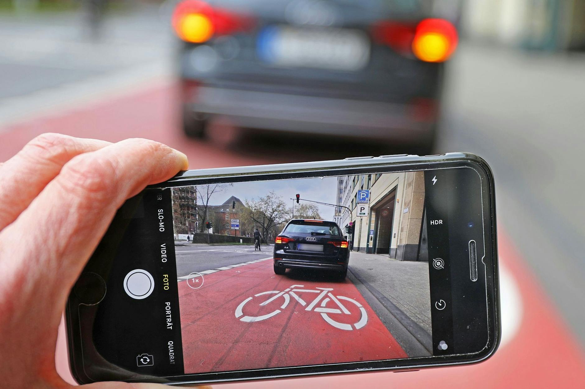 Der Anzeigenhauptmeister kennt bei Falschparkern keine Gnade.