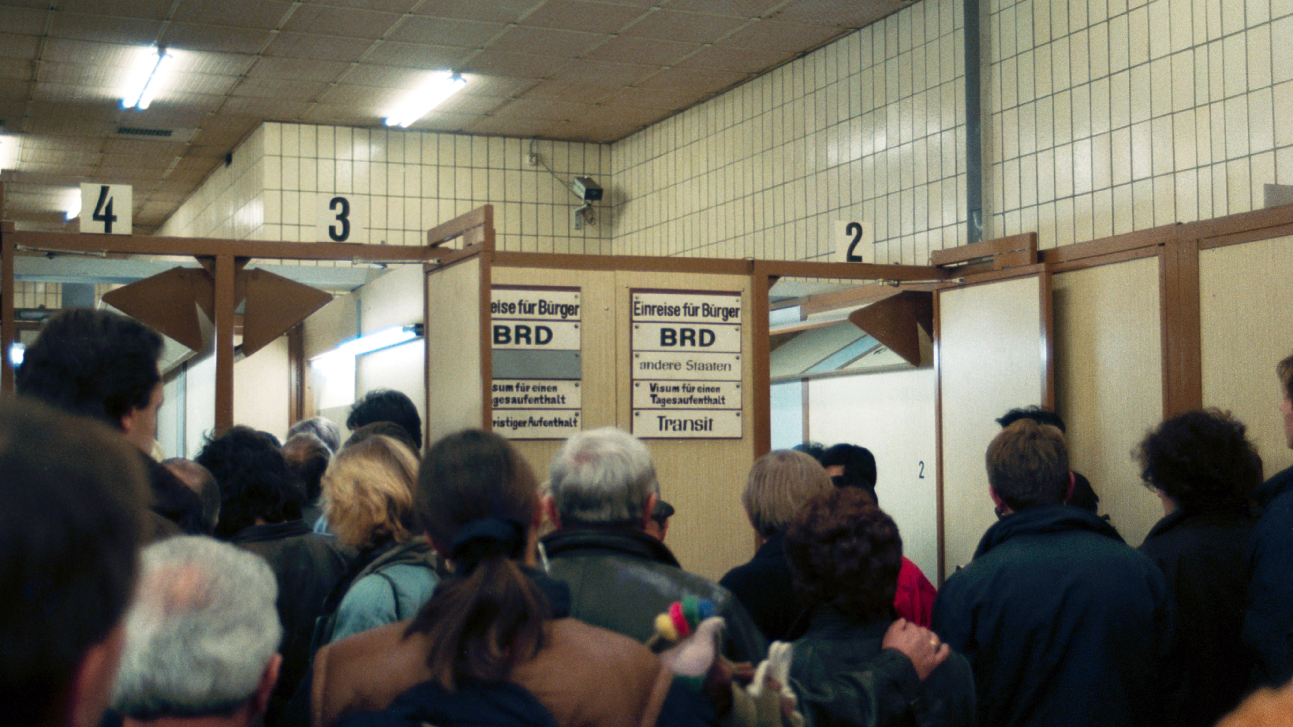 So sah der Grenzübergang im S-Bahnhof Friedrichstraße, Tränenpalast genannt, aus. Hier ein Bild von 1989.