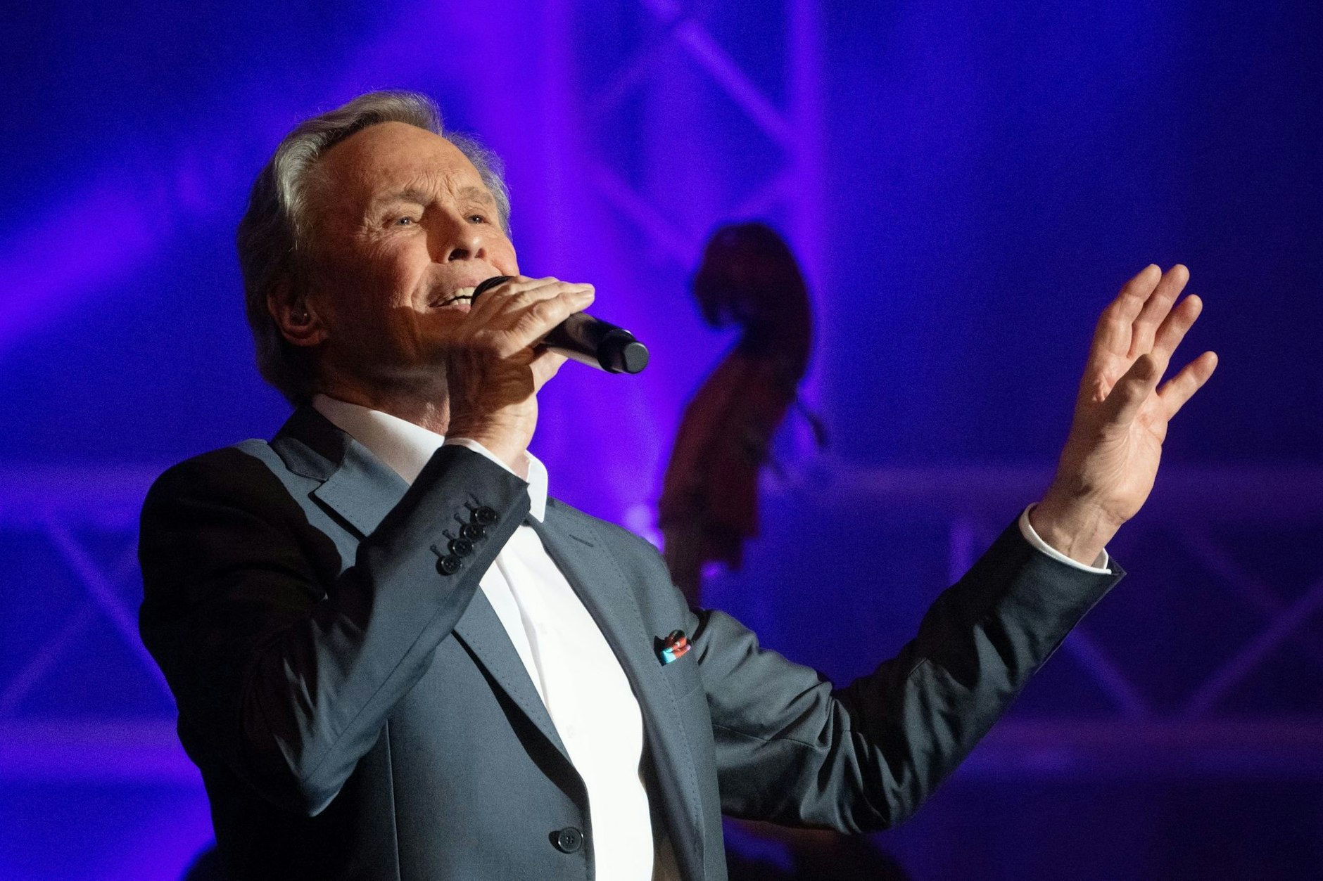 Peter Kraus steht bei seiner „Meine Hits – Meine Idole“-Tour auf der Bühne.&nbsp;