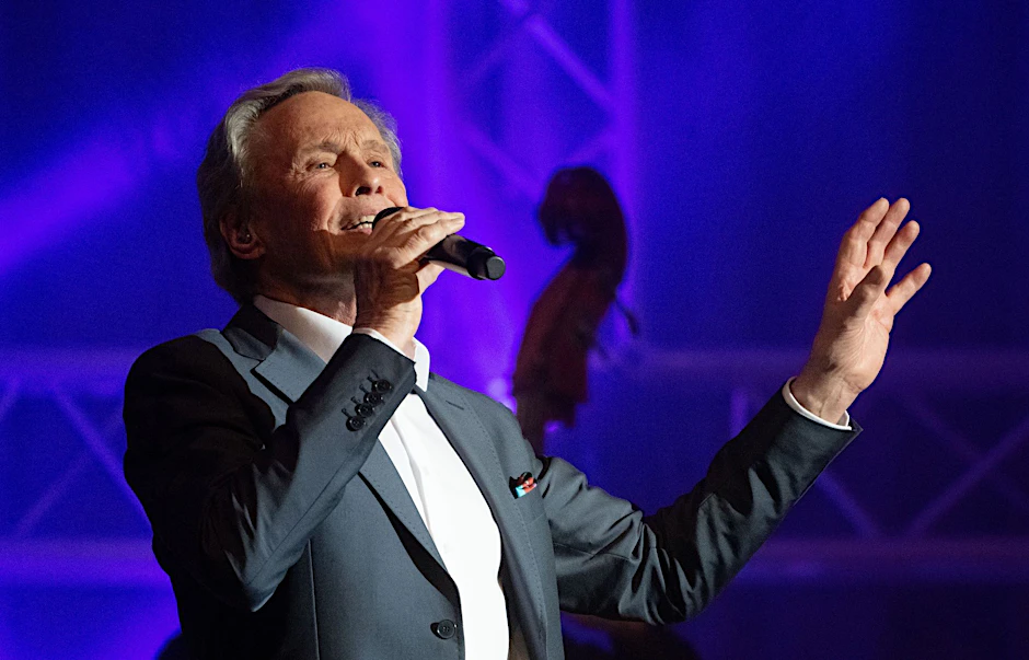 Peter Kraus steht bei seiner „Meine Hits – Meine Idole“-Tour auf der Bühne.&nbsp;