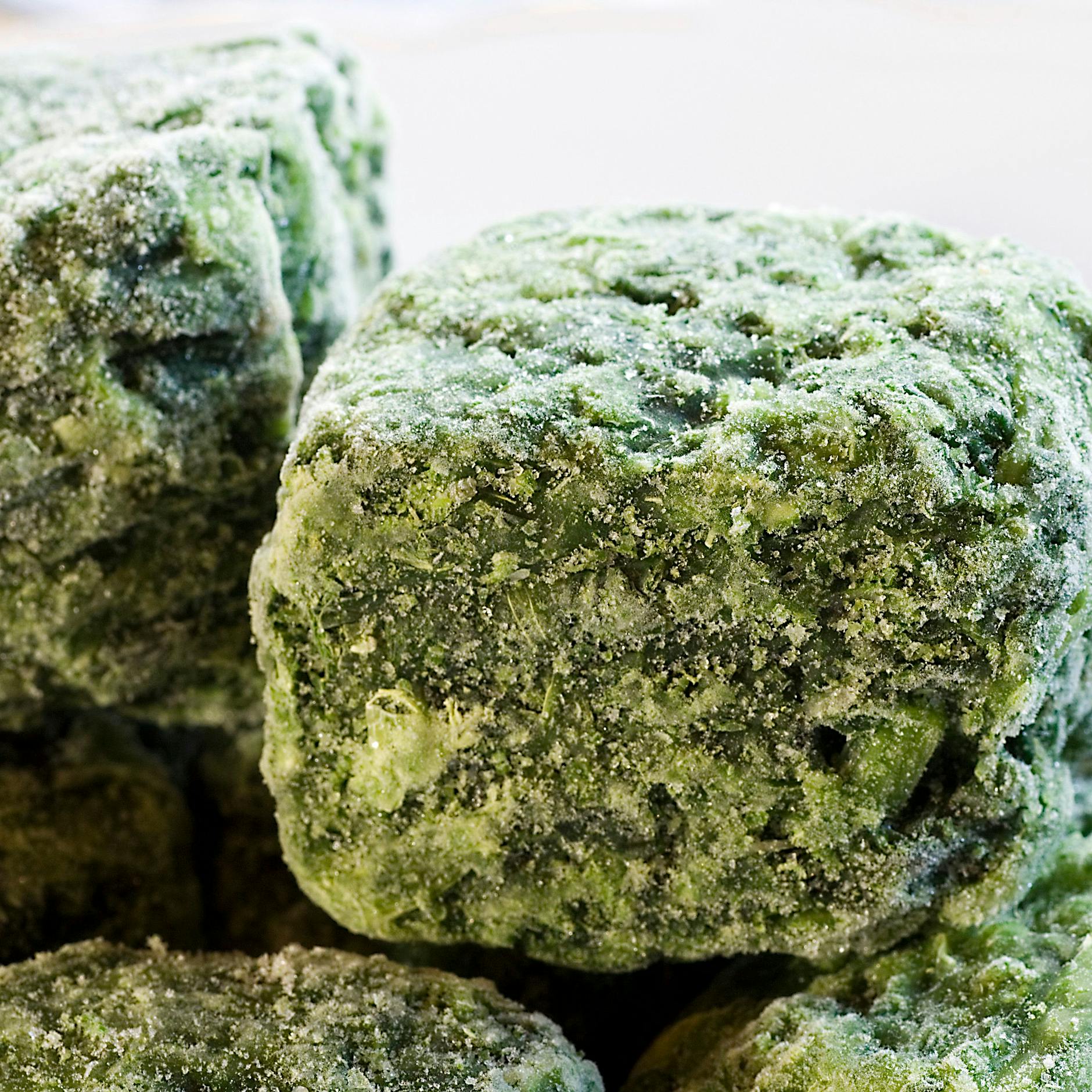 Lebensmittelrückruf: Tiefkühlspinat mehrerer Händler kann Metallspäne enthalten, Chips-Hersteller zieht nach