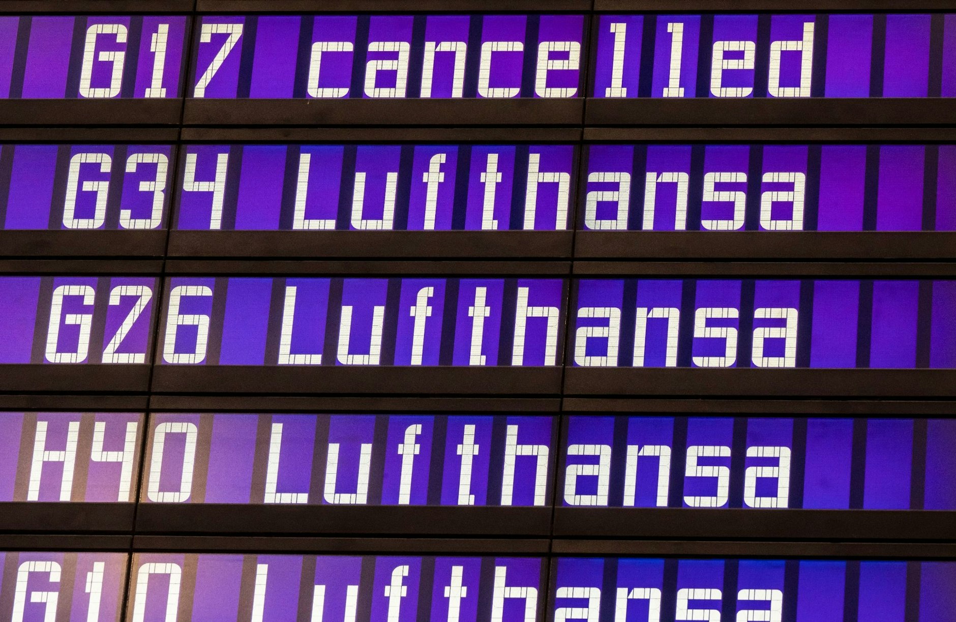 Anzeigetafel am Flughafen München: Die Flugbegleiterinnen und Flugbegleiter der Lufthansa und der Lufthansa Cityline streiken.  