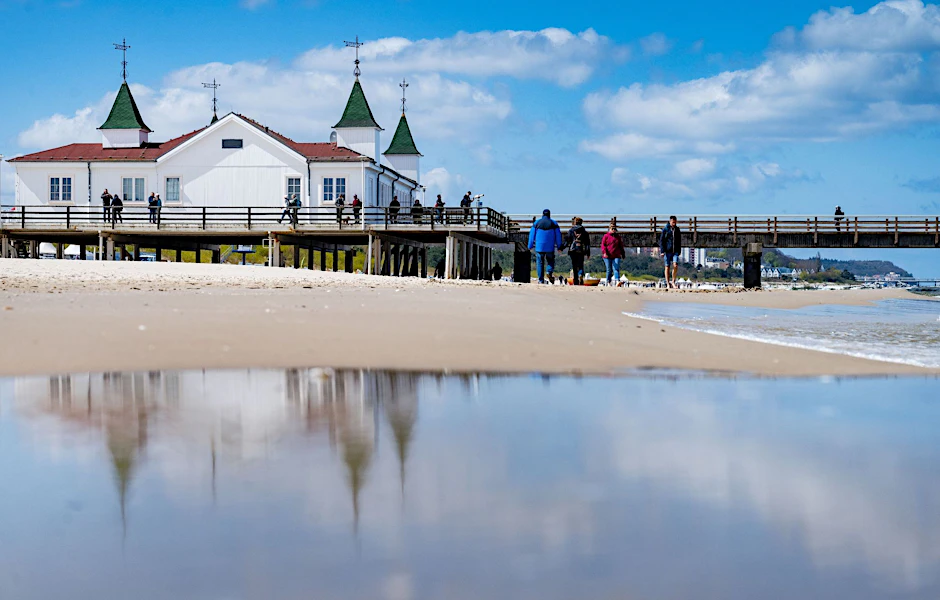 Usedom, hier die Seebrücke in Ahlbeck, ist ein beliebtes Reiseziel. Mit dem Fernbus ist die Insel von Berlin aus direkt erreichbar. Bahnreisende steigen in Züssow um. Auch dorthin sieht der Fahrplan in diesem Frühling und Sommer zusätzliche Fahrten vor.