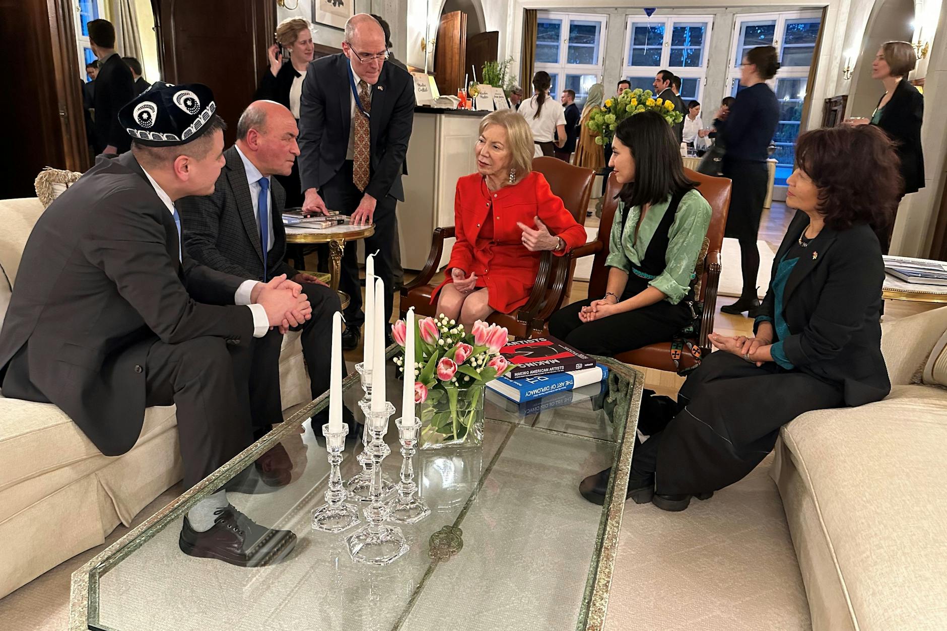 USBotschafterin Amy Gutmann lädt zum Fastenbrechen nach BerlinDahlem