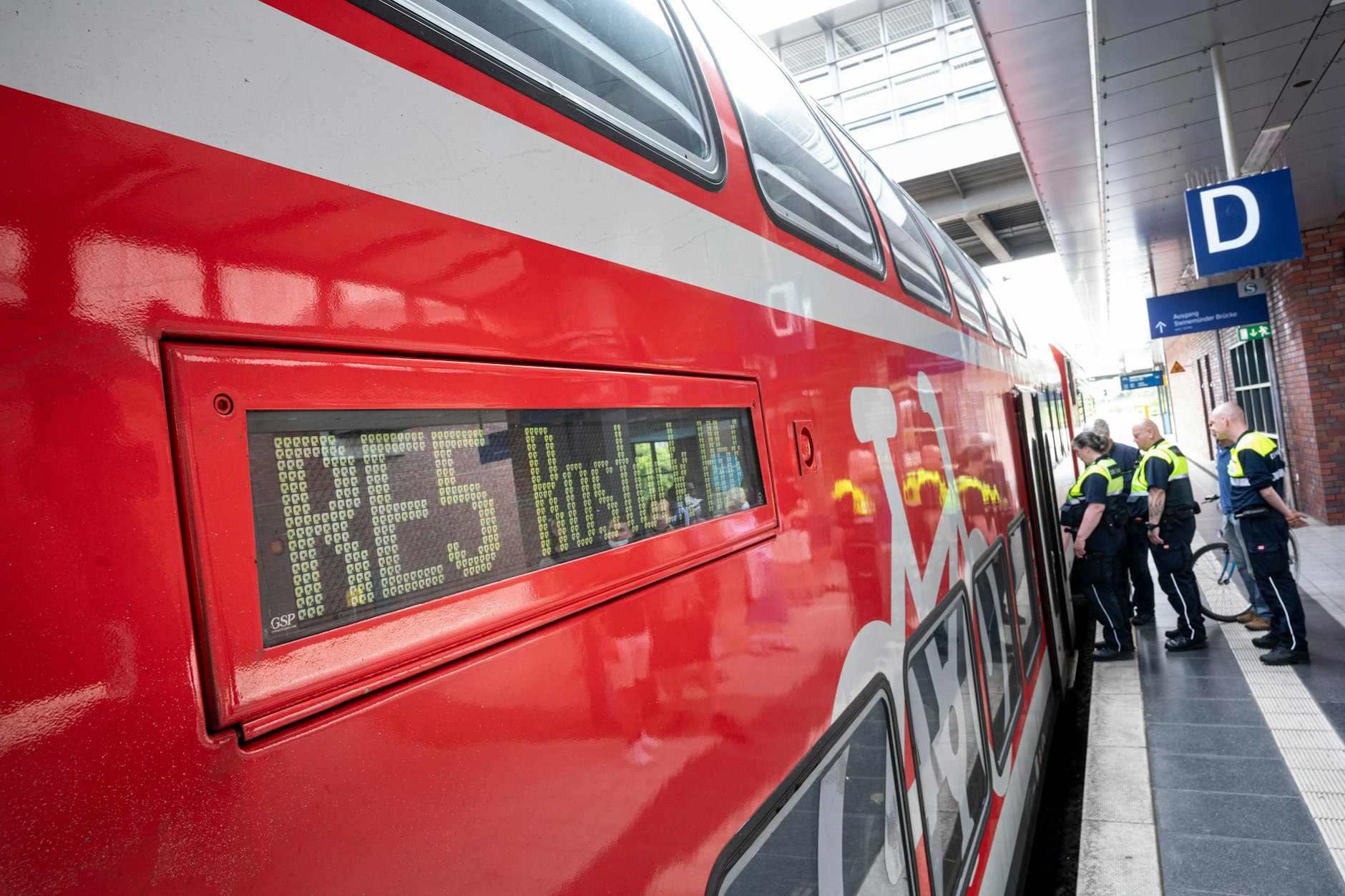 Einsteigen, bitte! Ein Regionalexpress der Linie RE5 nach Rostock hält am Bahnhof Berlin-Gesundbrunnen. Auch in solchen Zügen gilt das neue 29-Euro-Ticket – allerdings nicht nach Brandenburg, sondern nur innerhalb Berlins.