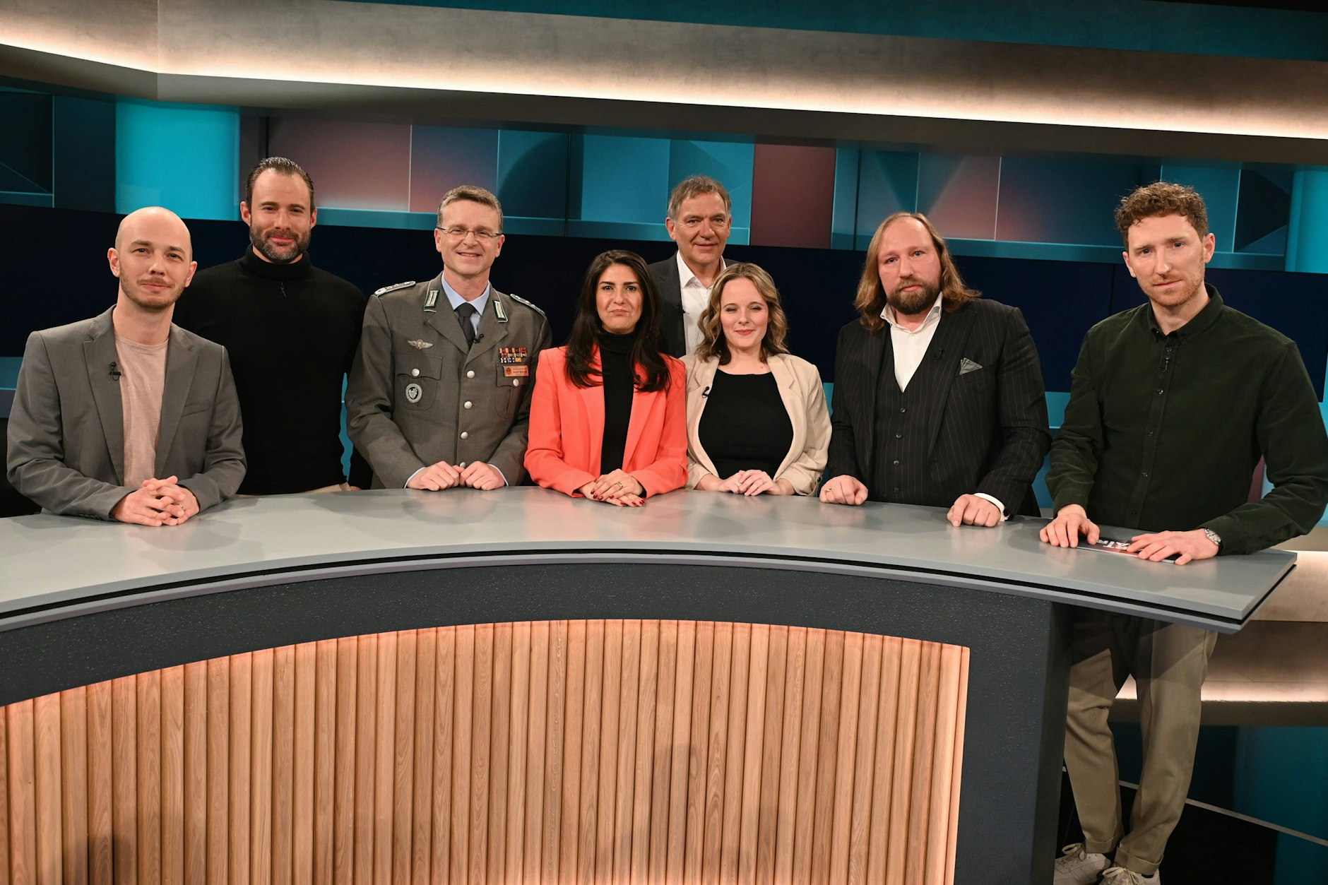 Besuch in der ARD, von links nach rechts: Referent Daniel Untch, Ex-Soldat Ottogerd Karasch, Oberst André Wüstner, Politikerin Serap Güler, Politiker Jan van Aken, Politkerin Jessica Rosenthal, Politiker Anton Hofreiter, Moderator Louis Klamroth
