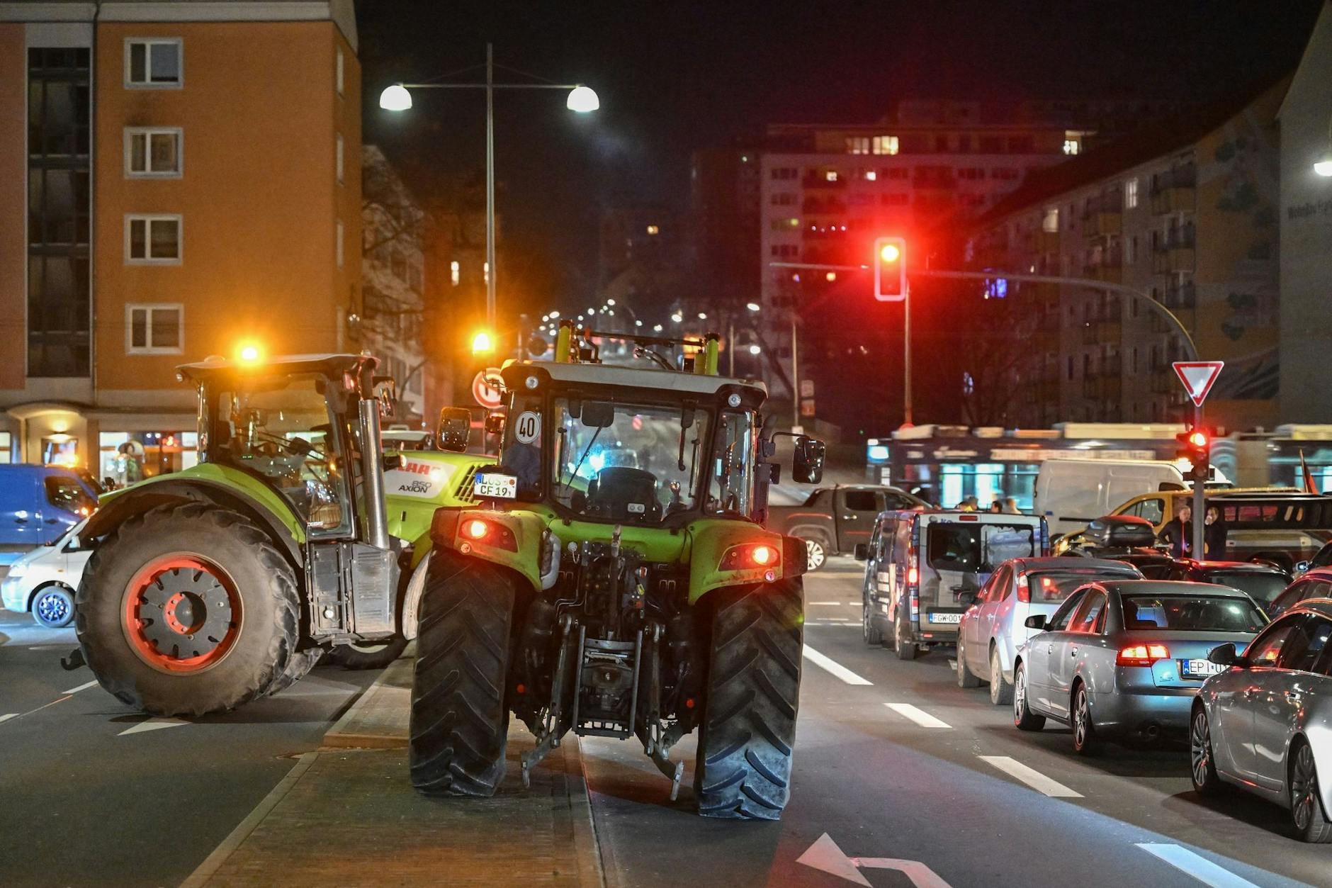 Landwirte und Gewerbetreibende blockieren die Zufahrt zum deutsch-polnischen Grenzübergang Stadtbrücke in Frankfurt (Oder).