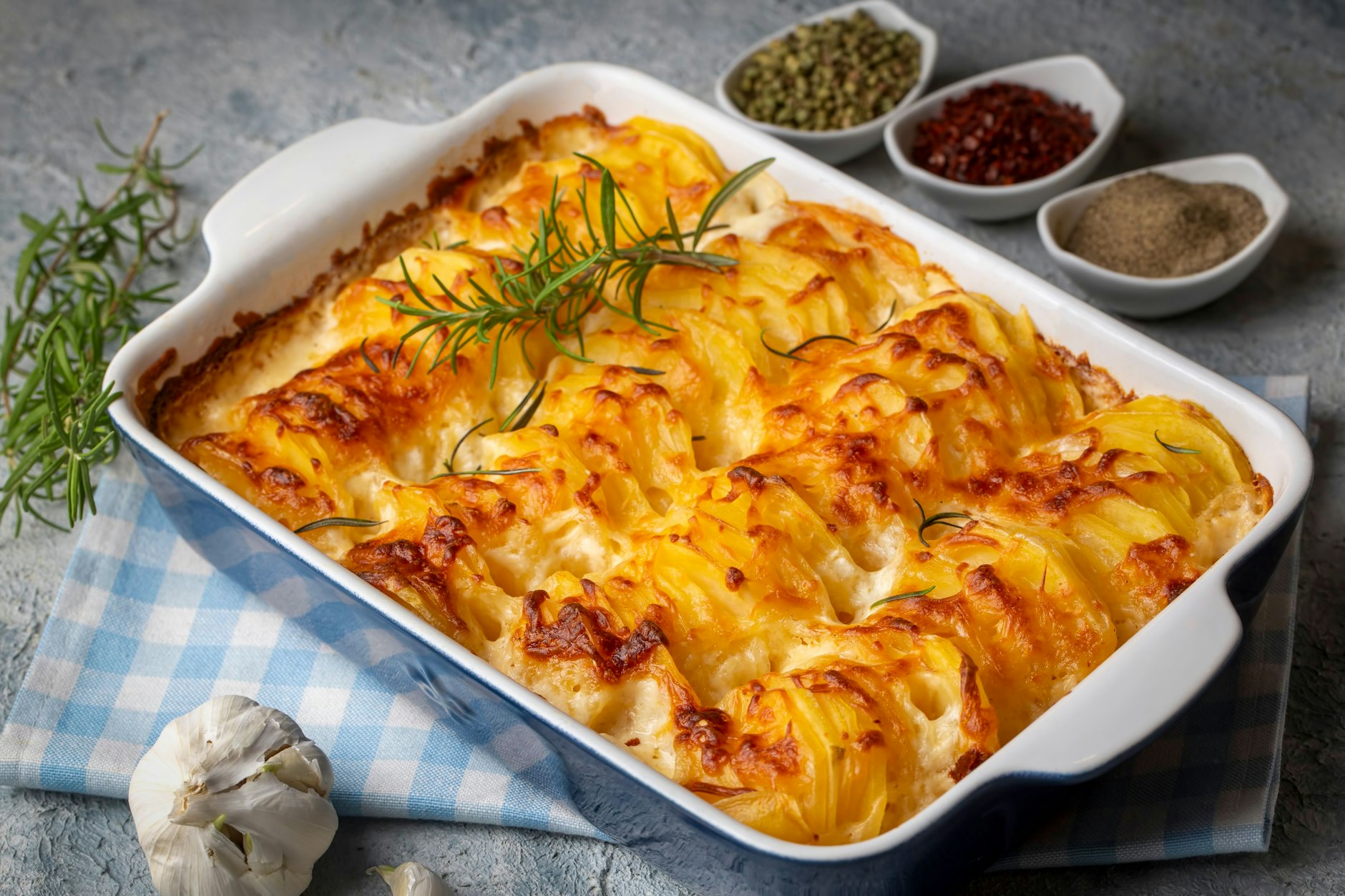 Gratinierte Kartoffeln sind einfach und schnell zubereitet. Sie passen zu einer Party genauso wie zum Abendessen. 