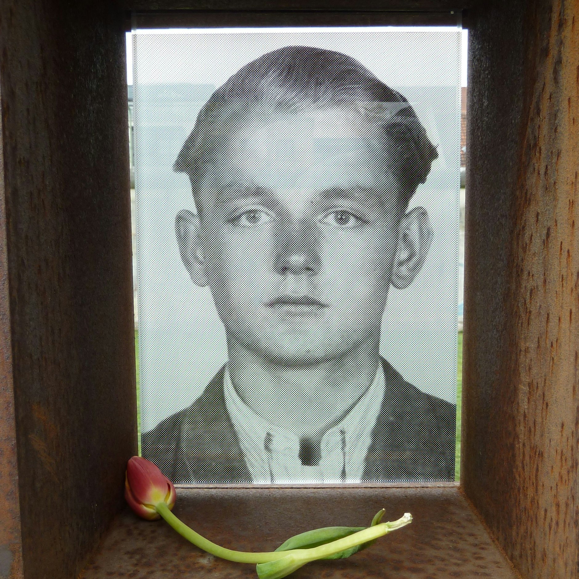 Ein Foto des Feuerwehrmanns Czeslaw Kukuczka, der am 29. März 1974 am Grenzübergang in Berlin erschossen wurde.
