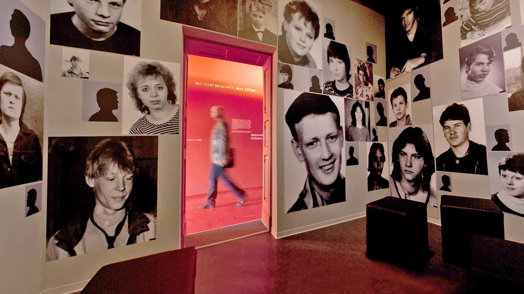 Im Ausstellungsraum in der Gedenkstätte Torgau werden Porträts von den Menschen gezeigt, die hier inhaftiert waren.&nbsp;
