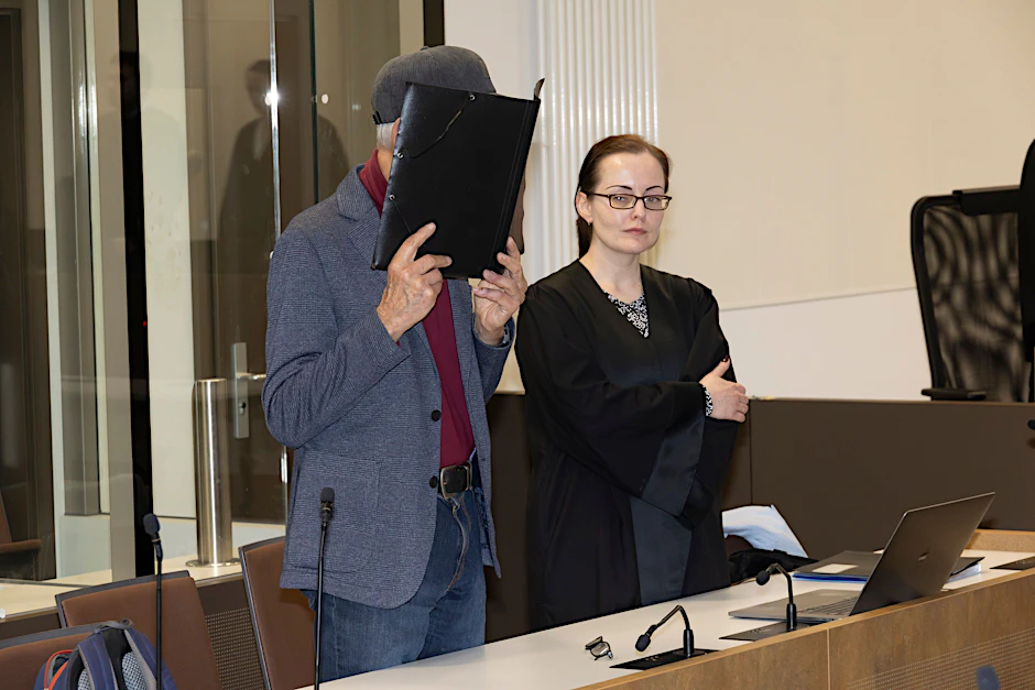 Ex-Stasi-Mitarbeiter Manfred N. (80) ist des Mordes angeklagt. Neben dem Leipziger steht seine Anwältin.