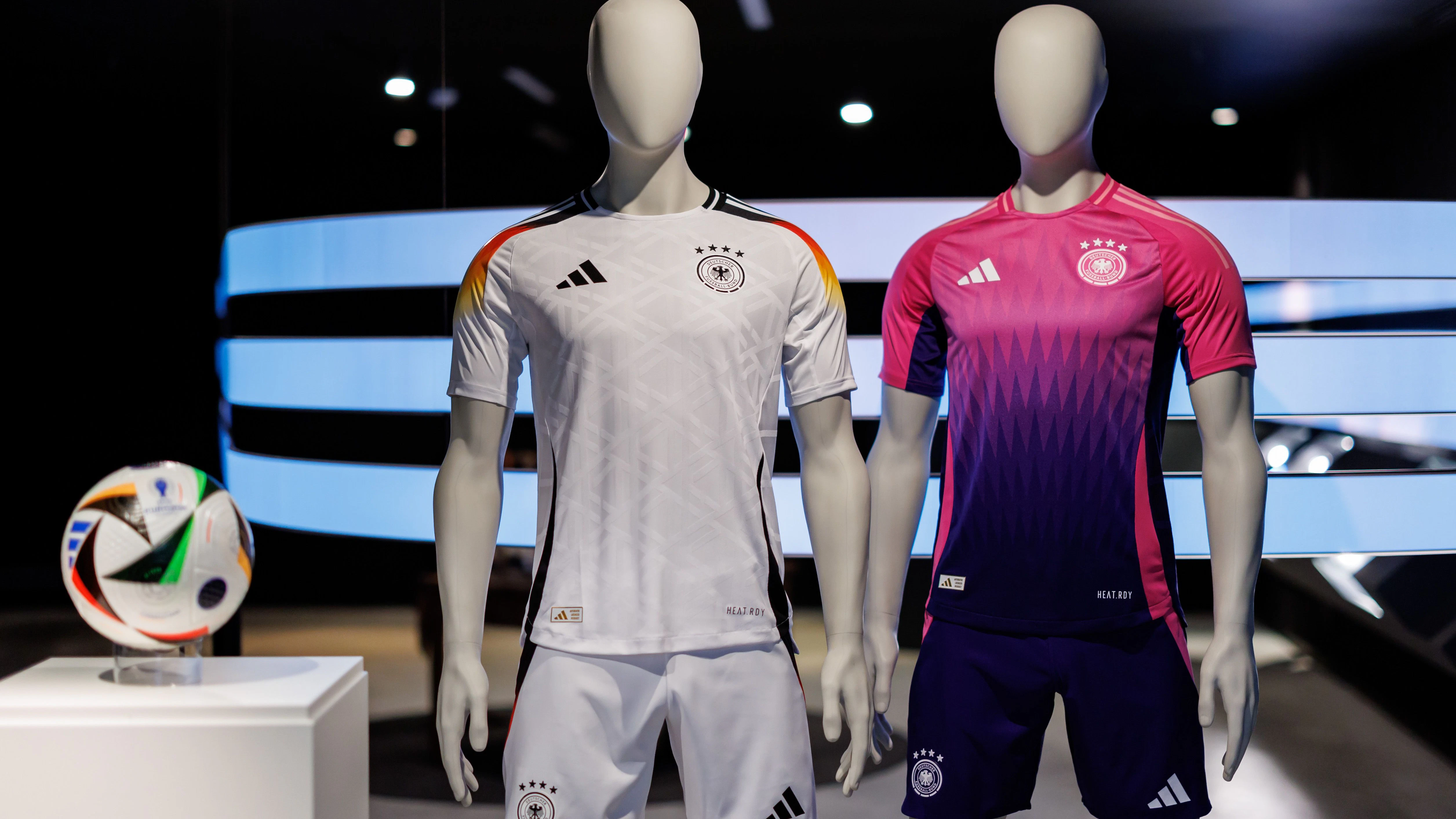 Die offiziellen Trikots der deutschen Fußballnationalmannschaft für die kommende Fußball-Europameisterschaft 2024 (Uefa Euro 2024).