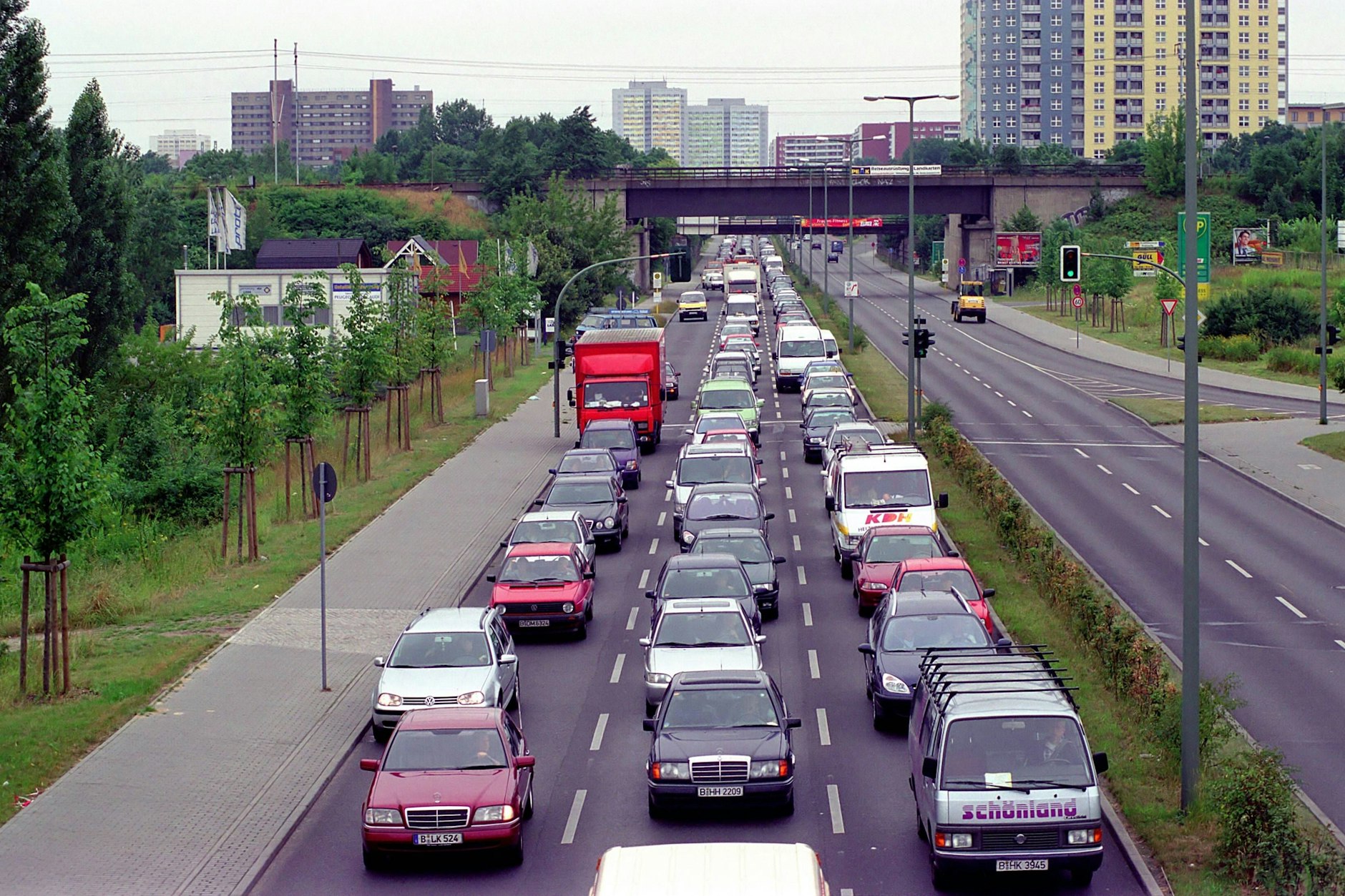 Stau auf der B1/5 in Alt-Friedrichsfelde ist programmiert – dort ist die Straße wegen eines Rohrbruchs auf eine Spur verengt.