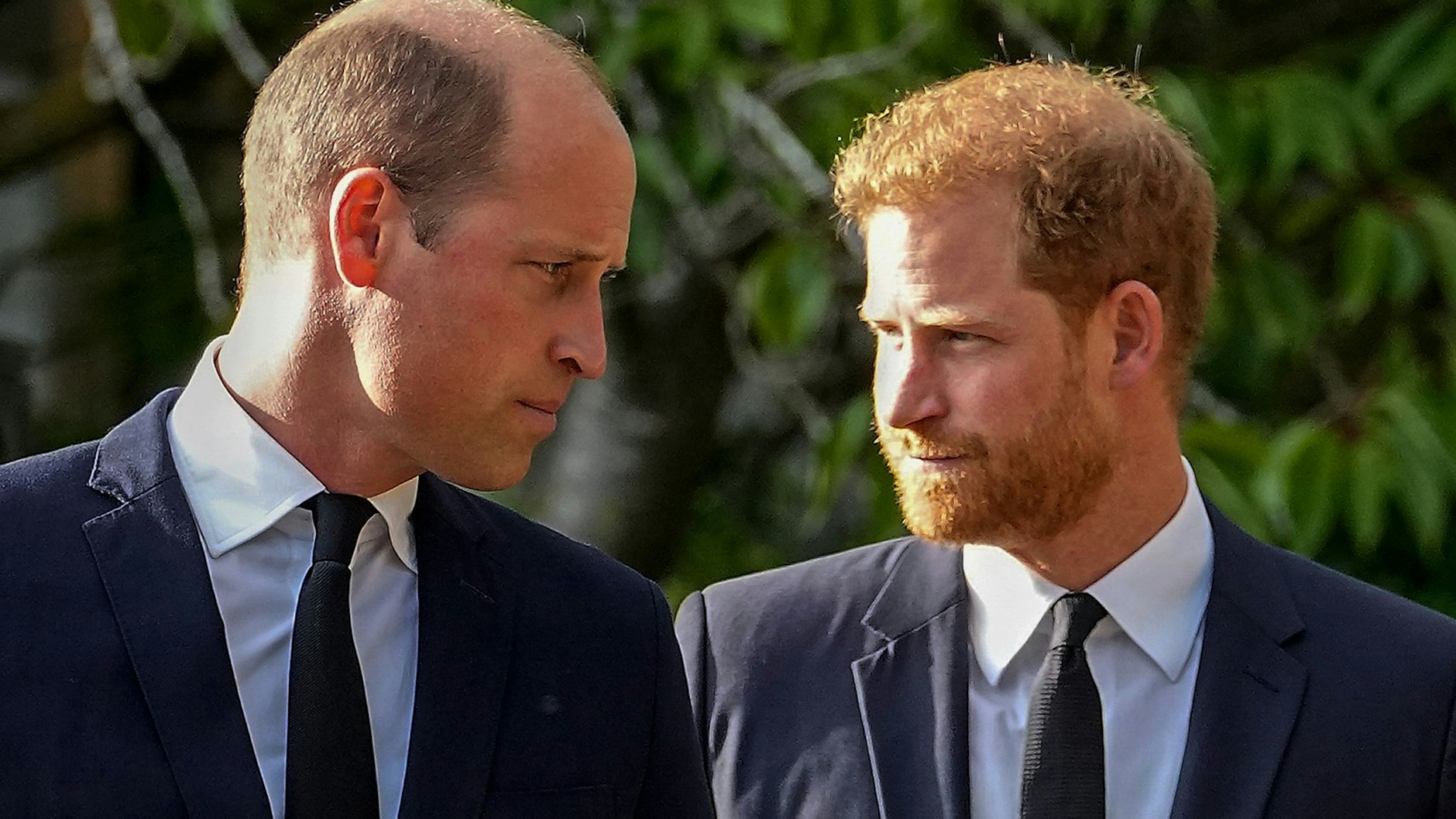 William und Harry beim Begräbnis für die verstorbene Königin Elizabeth II. im September 2022 vor Schloss Windsor. (Archivfoto)&nbsp;