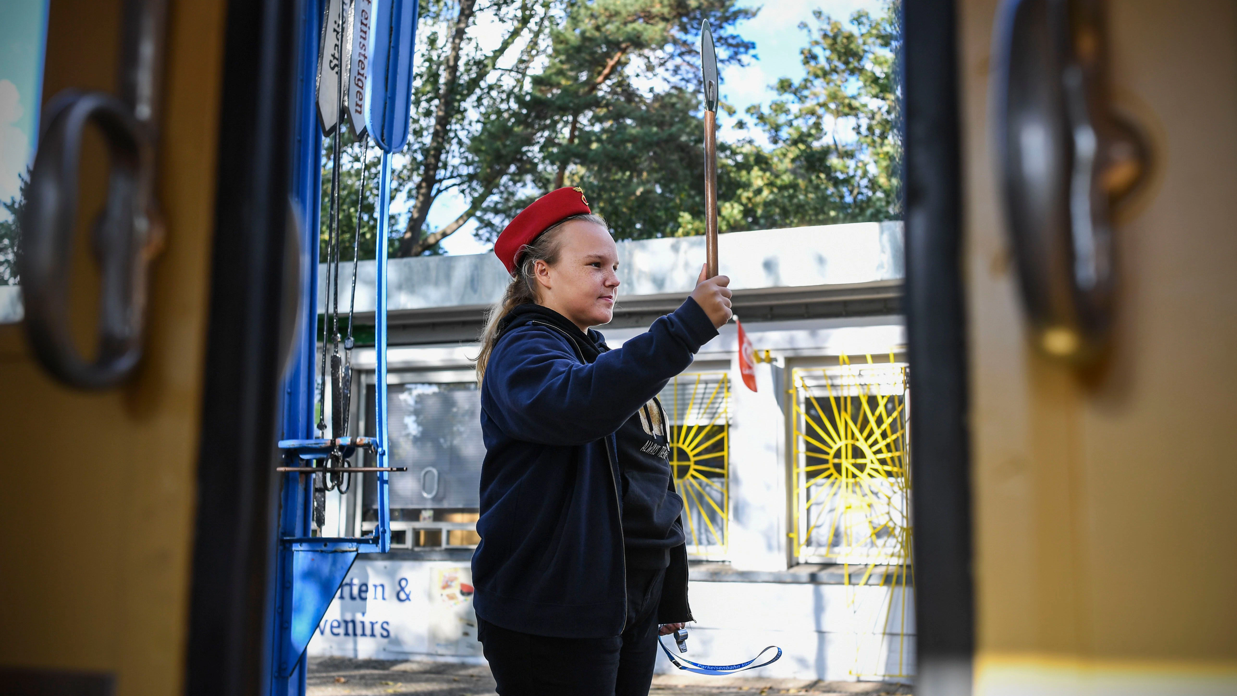 Kinder und Jugendliche sorgen bei der Parkeisenbahn für einen reibungslosen Ablauf.