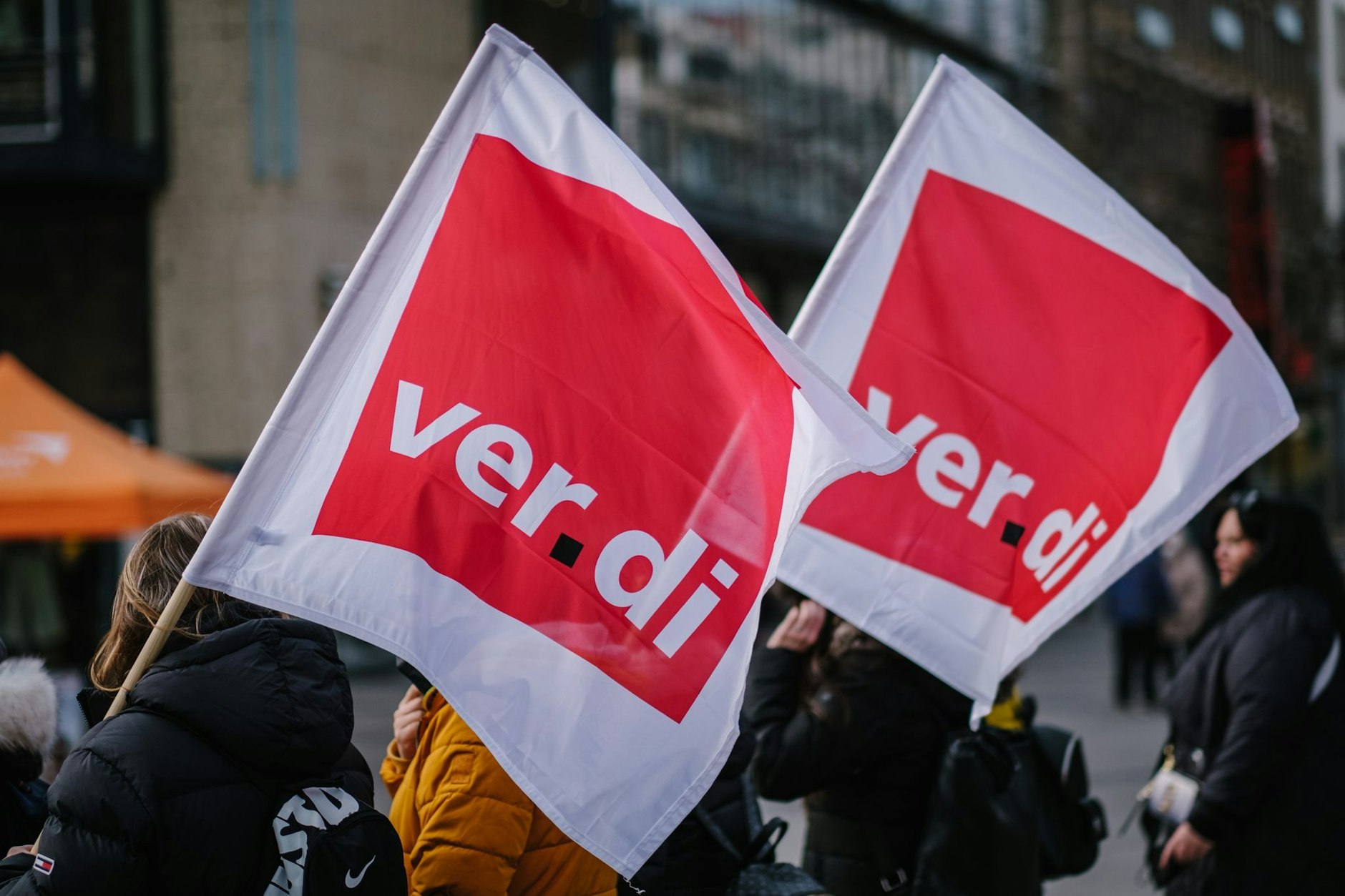 Verdi-Fahnen während einer Demonstration.