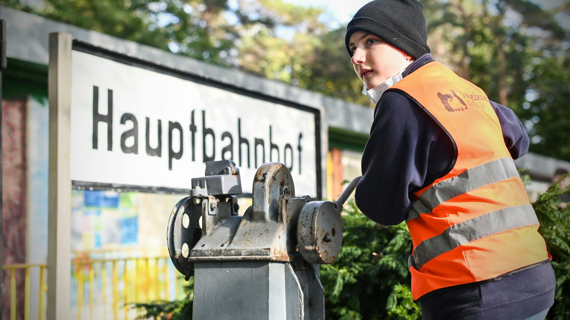 Ob Weichen stellen oder Schranken öffnen, bei der Parkeisenbahn in der Wuhlheide gibt es für junge Eisenbahn-Fans viel zu tun.