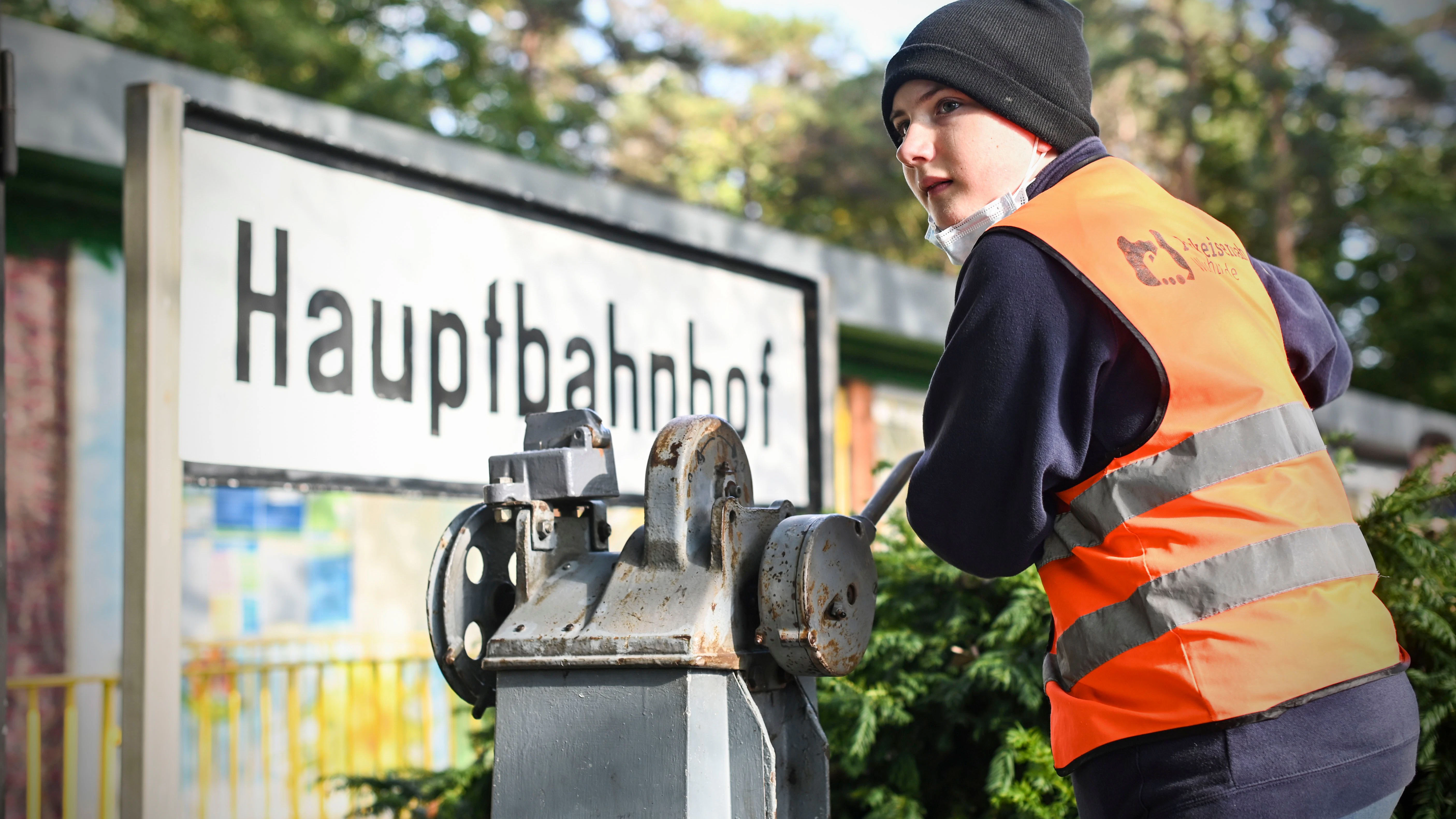 Ob Weichen stellen oder Schranken öffnen, bei der Parkeisenbahn in der Wuhlheide gibt es für junge Eisenbahn-Fans viel zu tun.