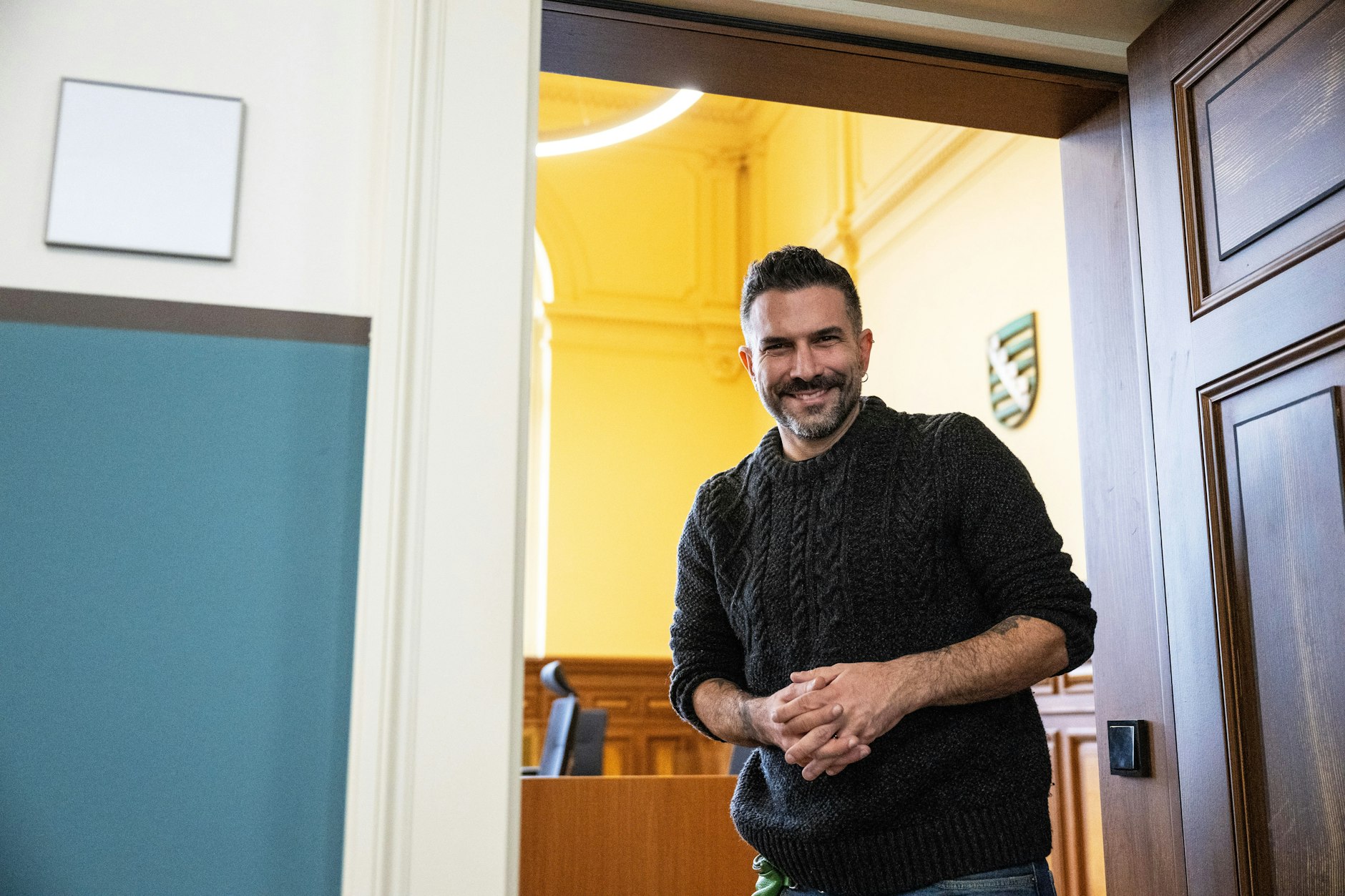 Marc Terenzi, Sänger und ehemaliger Dschungelkönig, steht am Eingang zum Verhandlungssaal im Amtsgericht Borna. 