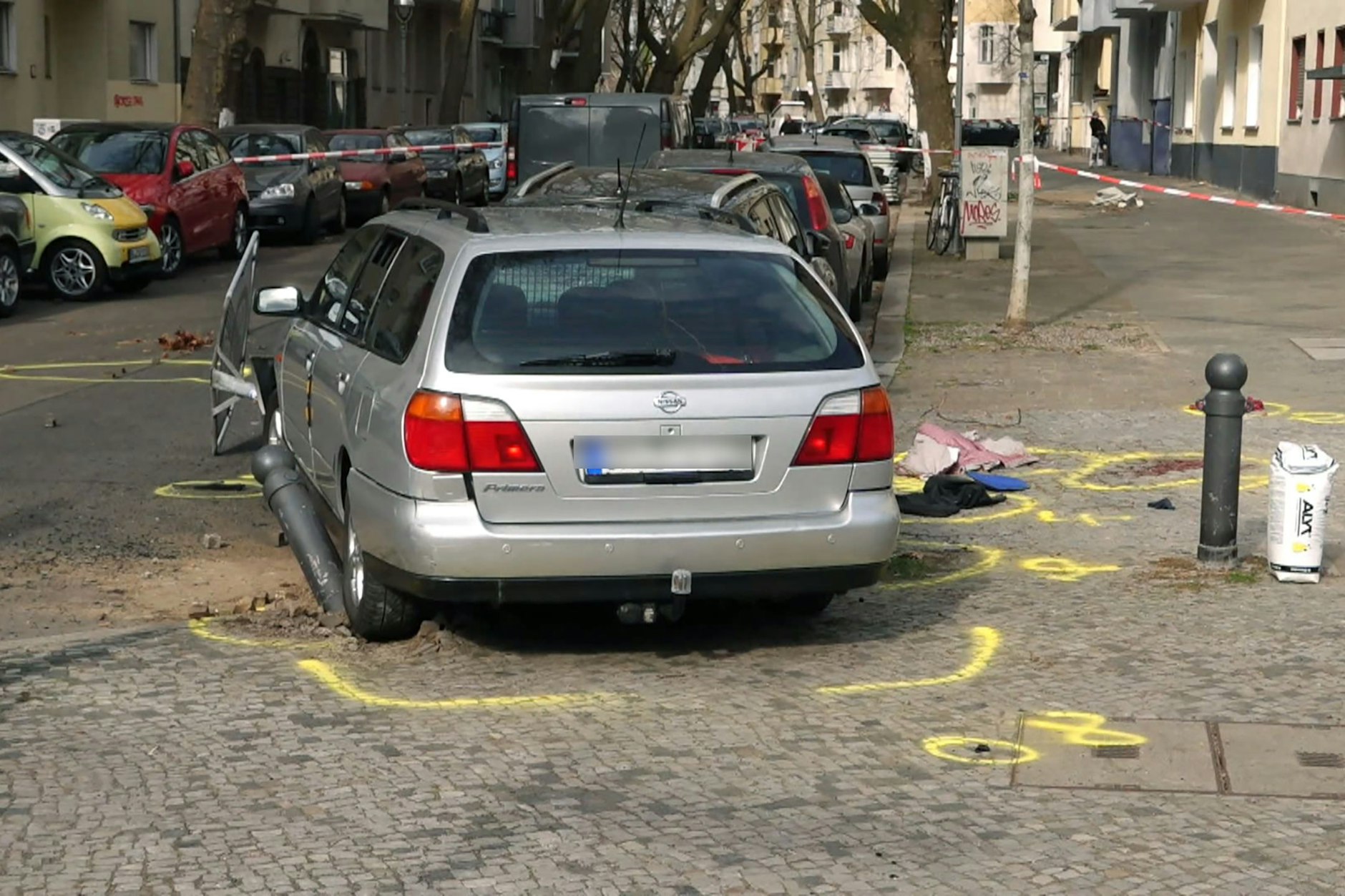 Blick auf die Unfallstelle. Zwei Menschen sind bei dem Unfall in Berlin-Charlottenburg nach Angaben der Feuerwehr lebensgefährlich verletzt worden. 