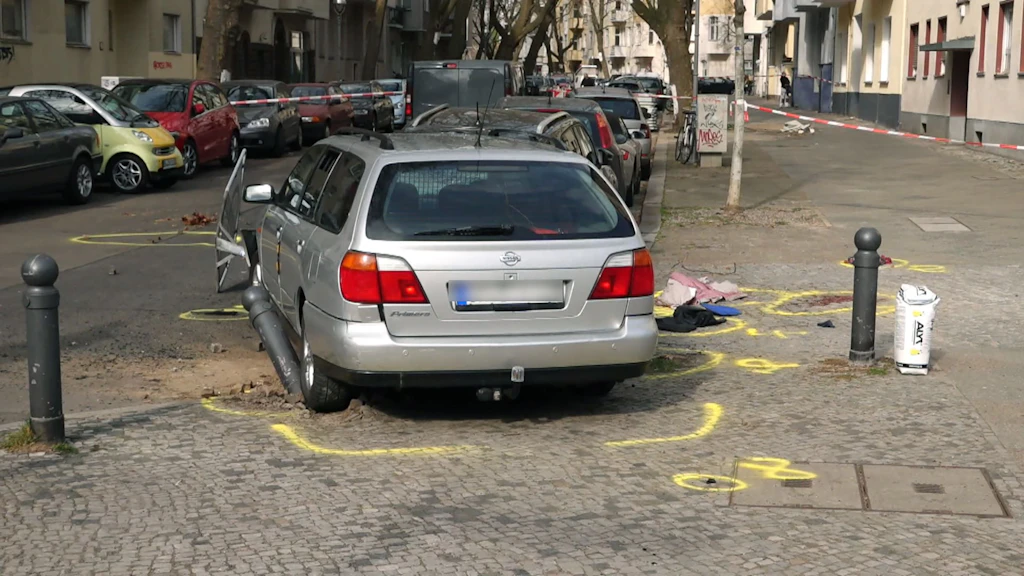 Berlin: Auto fährt in Menschen auf Gehweg – zwei Passanten in Lebensgefahr