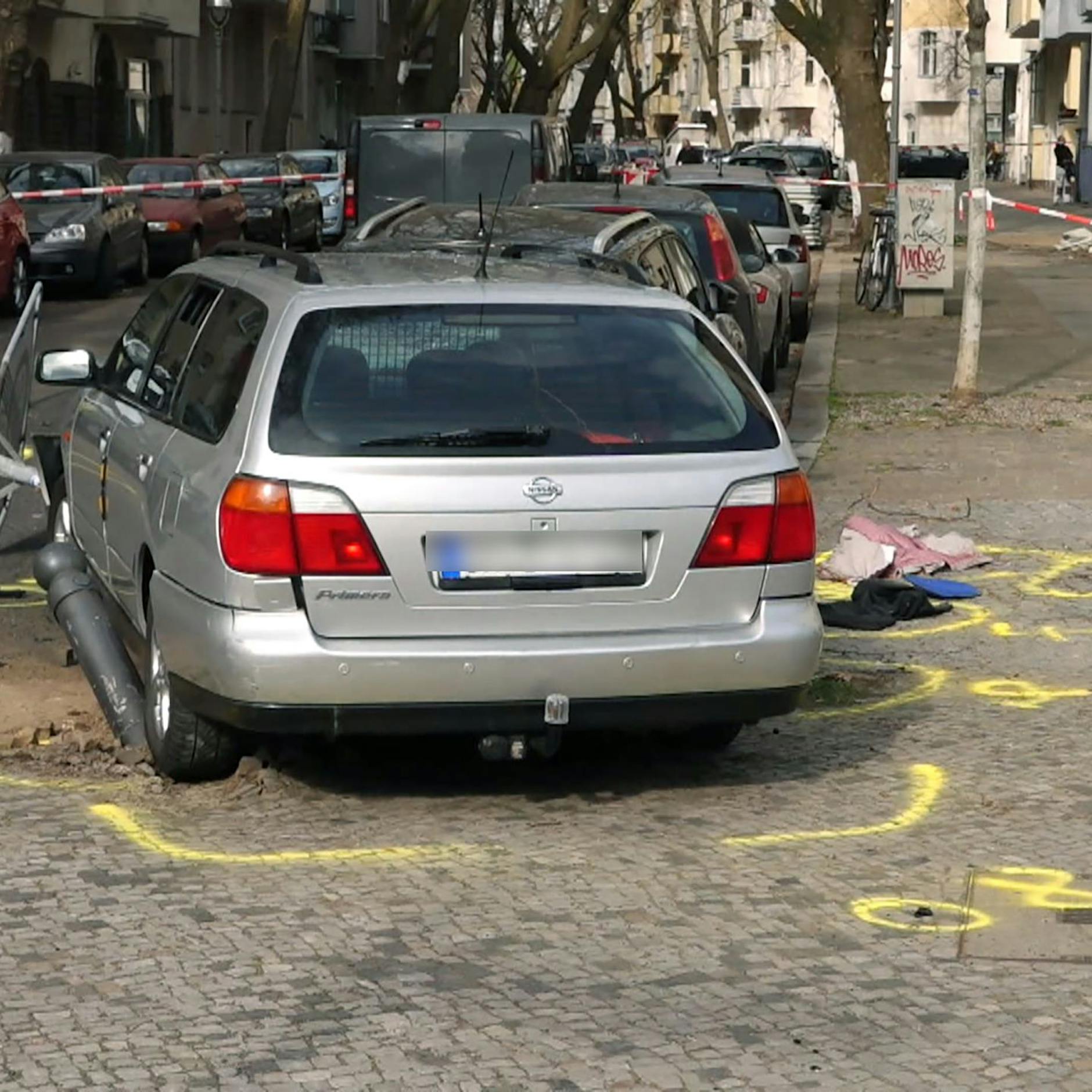 Berlin: Auto fährt in Menschen auf Gehweg – zwei Passanten in Lebensgefahr