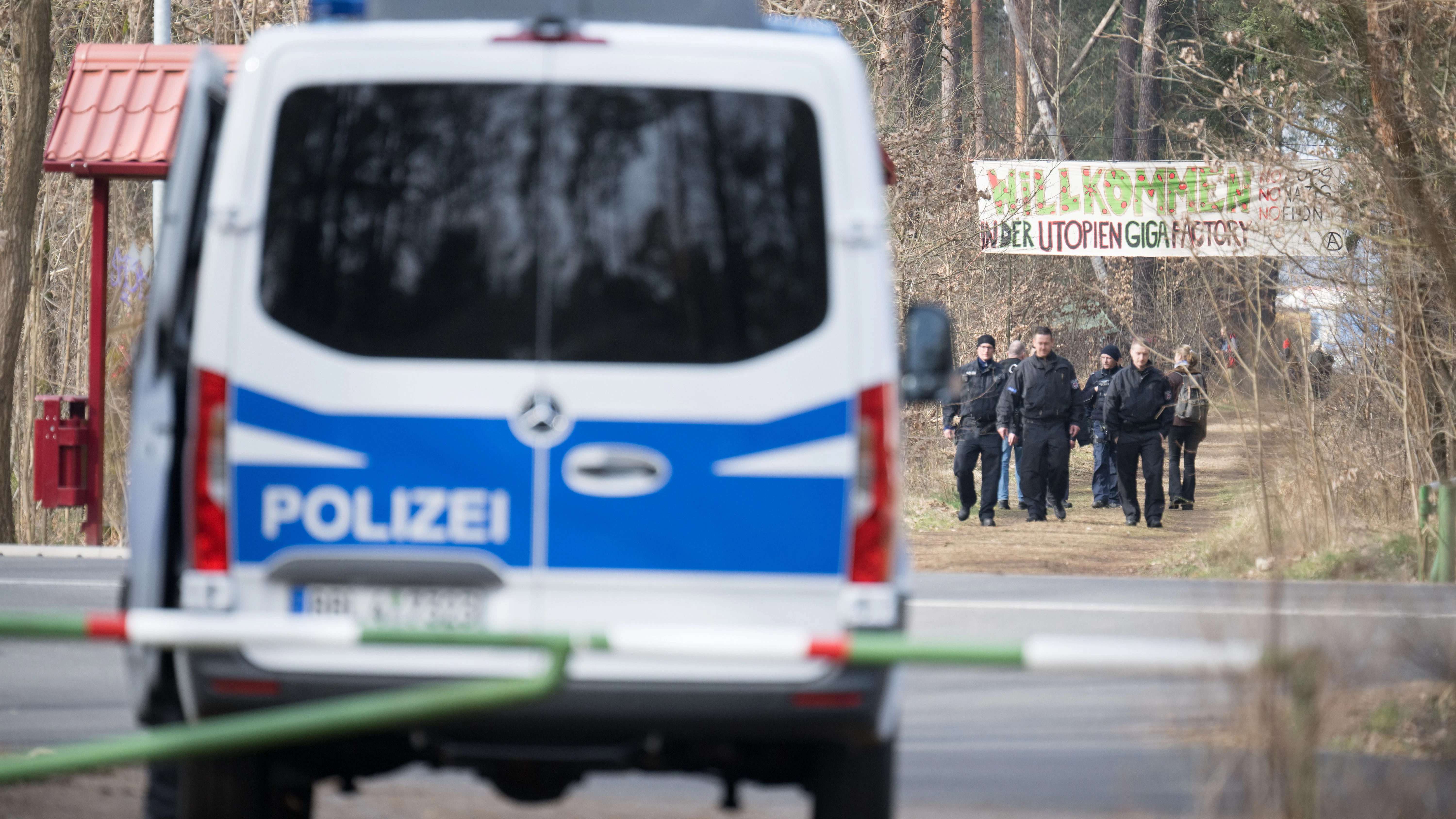 Polizeibeamte beim Camp der Initiative „Tesla stoppen“