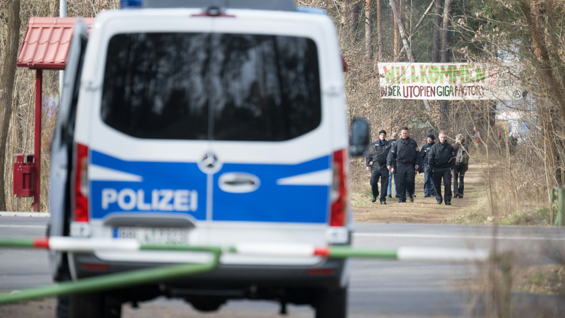 Polizeibeamte beim Camp der Initiative „Tesla stoppen“