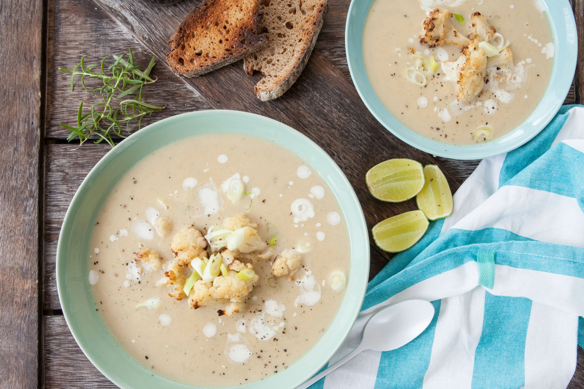 Das leckere Rezept für Blumenkohlsuppe ist perfekt für ein leichtes Abendbrot.