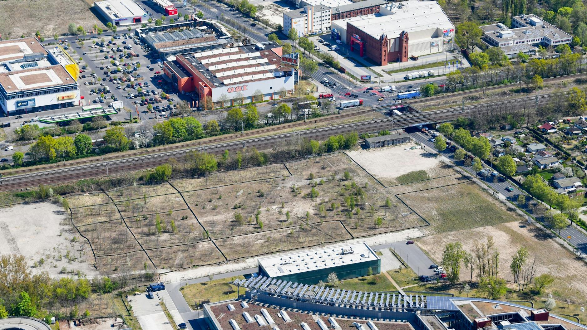 Auf dieser Fläche am Adlergestell soll der neue Betriebshof Adlershof laut BVG entstehen.