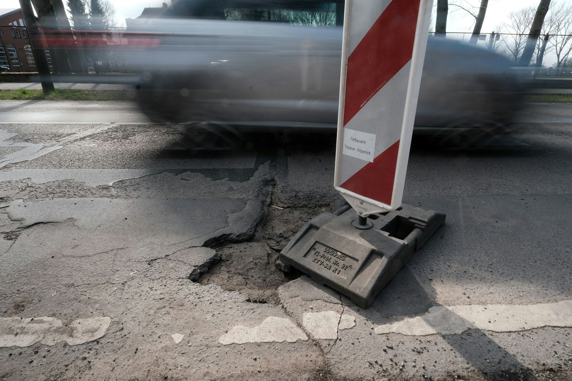 Der Königsheideweg muss saniert werden. Die Straße ist nur noch eine Schlaglochpiste.
