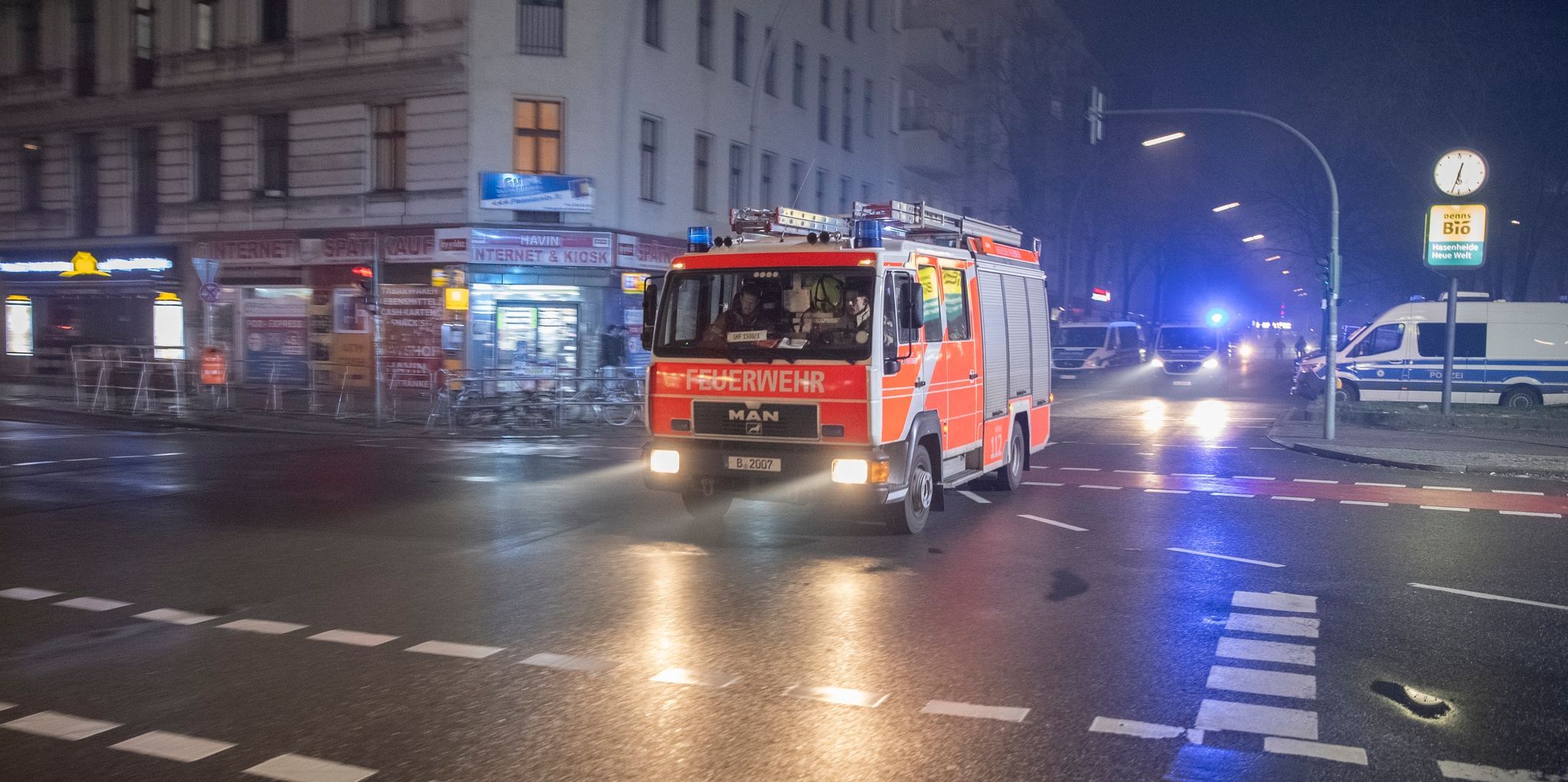 Mehrere Lastwagen brennen auf Baugelände in Neukölln aus