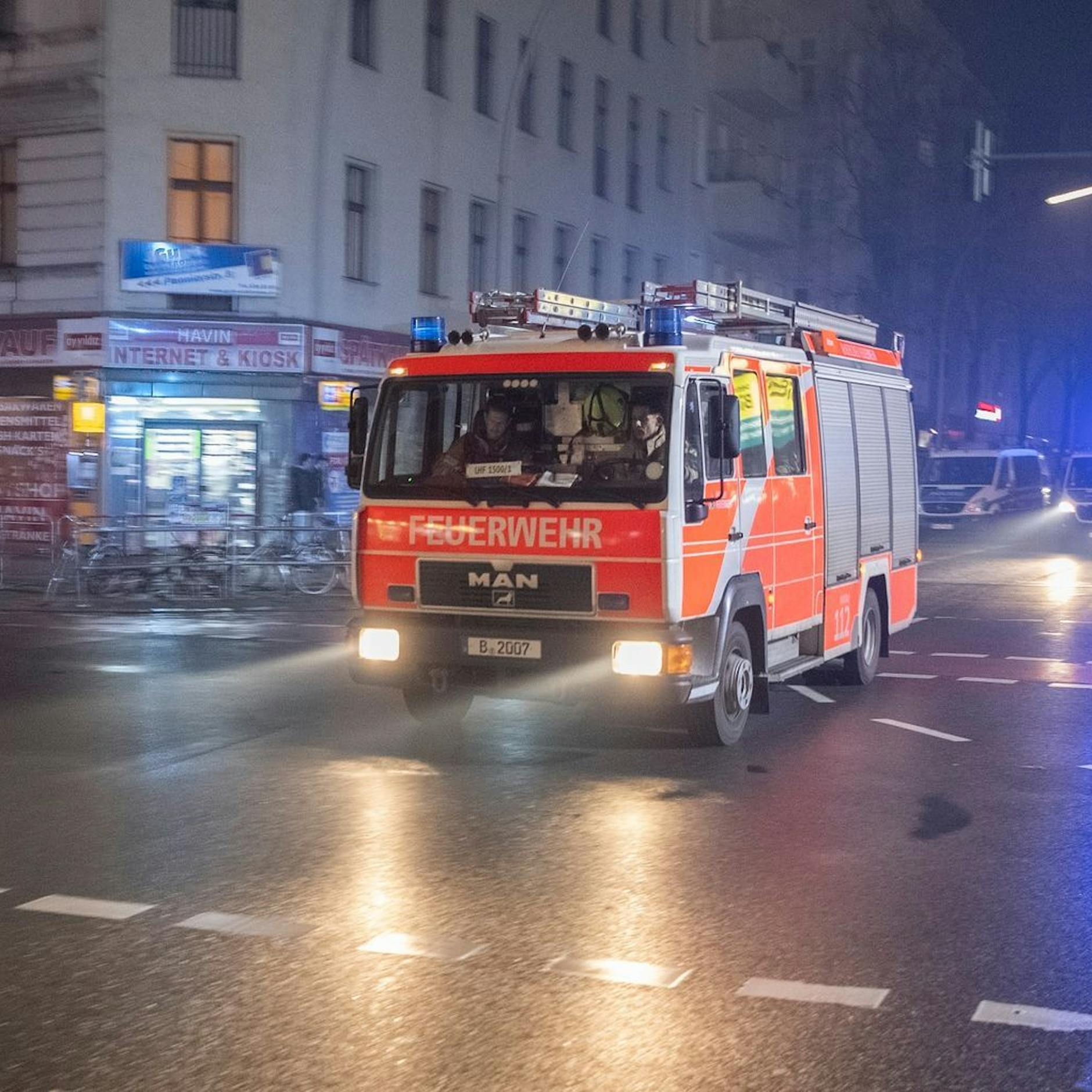 Mehrere Lastwagen brennen auf Baugelände in Neukölln aus