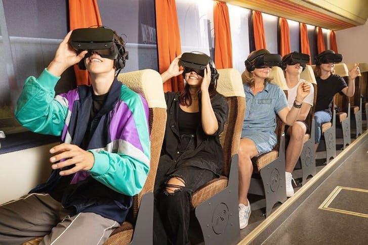 Begib Dich auf eine spannende virtuelle Zeitreise in die 80er und erlebe das geteilte Berlin mit Mauer und Zeitzeugen.