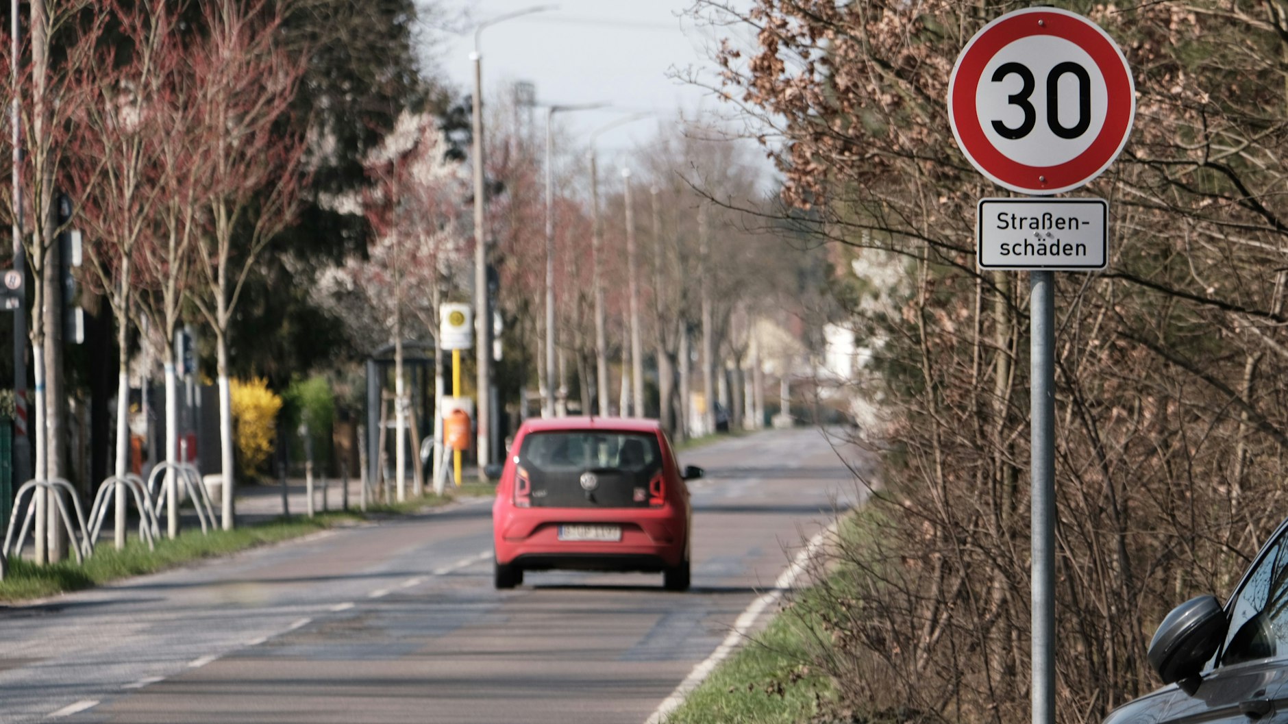 Wegen Straßenschäden wird der Königsheideweg zurzeit auf Tempo 30 ausgebremst.