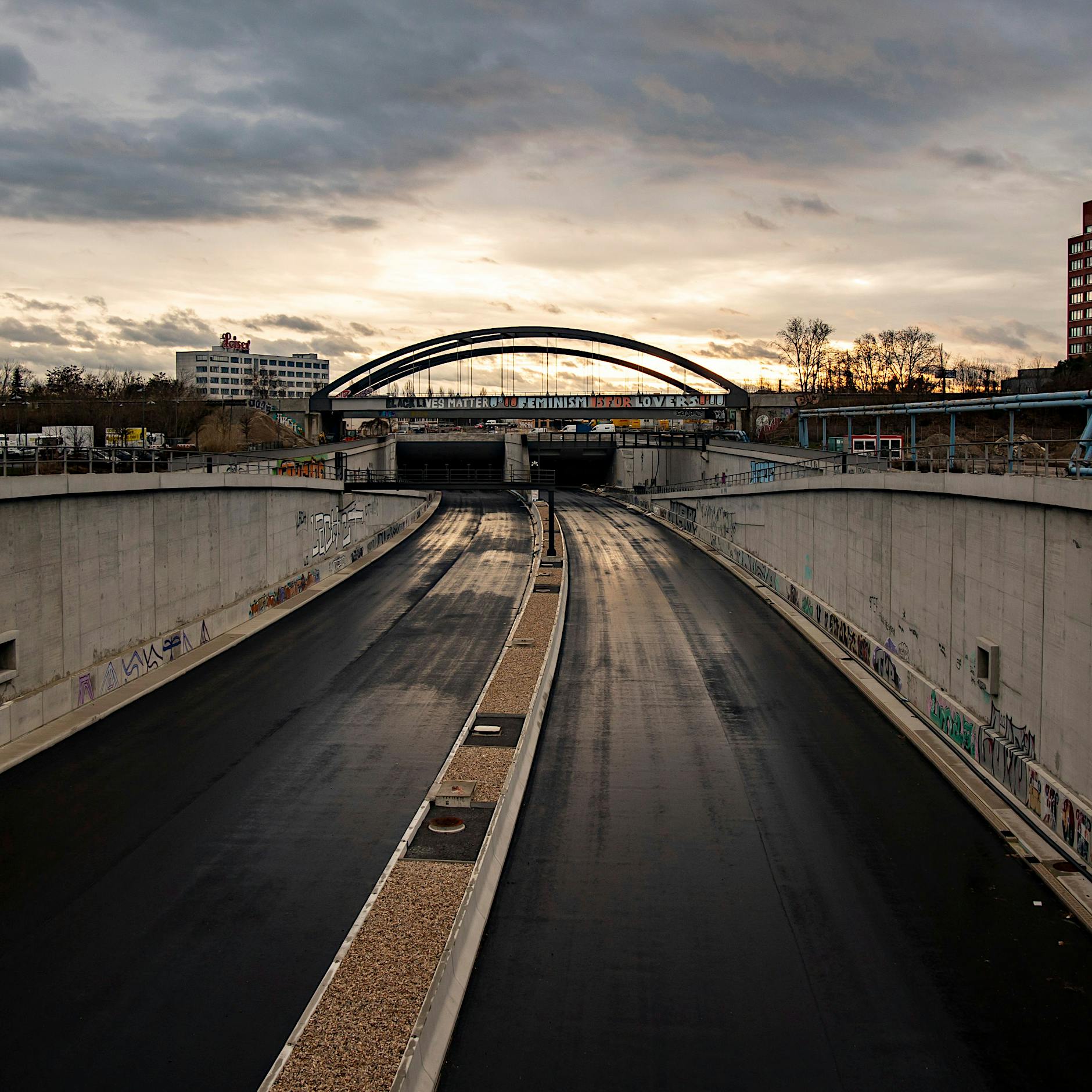 Neukölln: Jugendliche klettern auf Gelände der A100, Verfolgung mit Polizeihelikopter