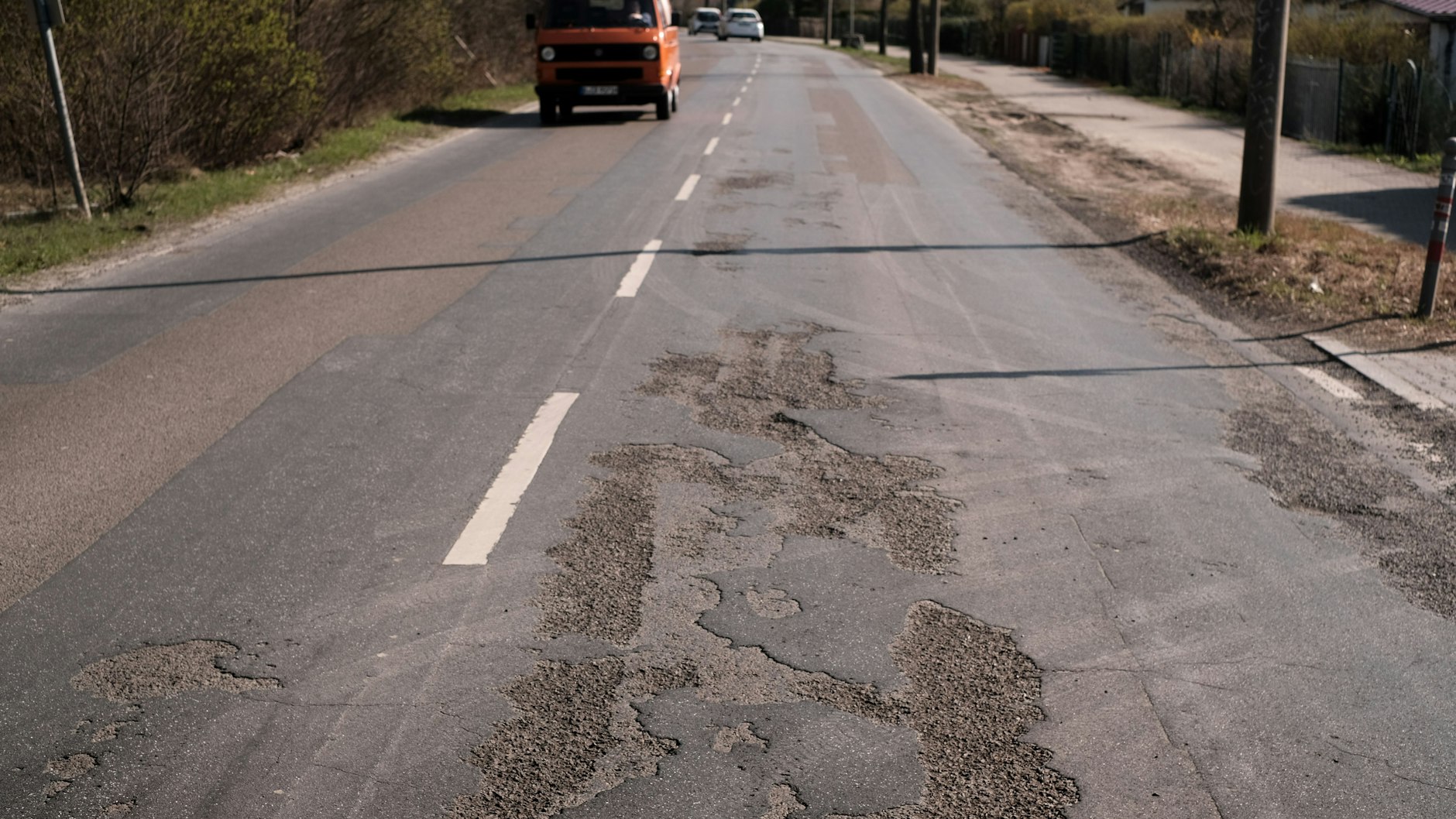 Der Königsheideweg wird zur Baustelle: Der Asphalt muss saniert werden. 