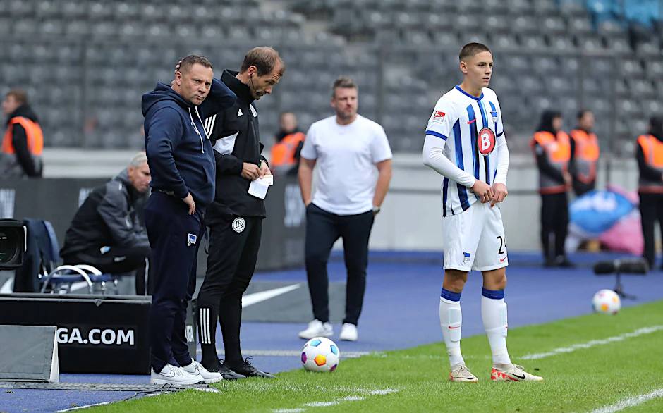 Trainer Pal Dardai hat daran zu knabbern, dass sein jüngster Sohn Bence Hertha BSC im Sommer verlässt. Trotzdem bleibt der Offensivspieler im Profi-Kader und wird auch spielen.