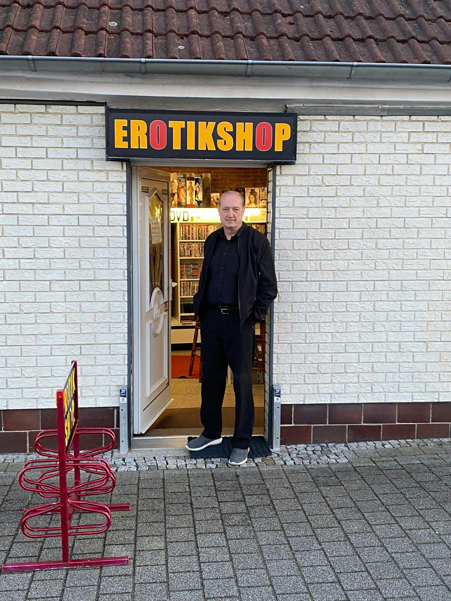 Erotikshop-Betreiber Frank Otto steht vor seinem Laden in Lauchhammer in Brandenburg.