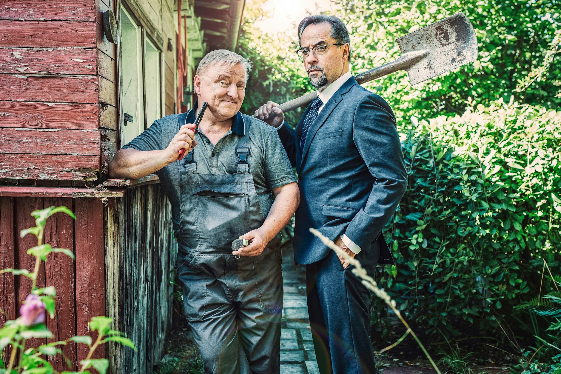 Kommissar Thiel (Axel Prahl) und Mediziner Boerne (Jan Josef Liefers, r). ermitteln im Garten.