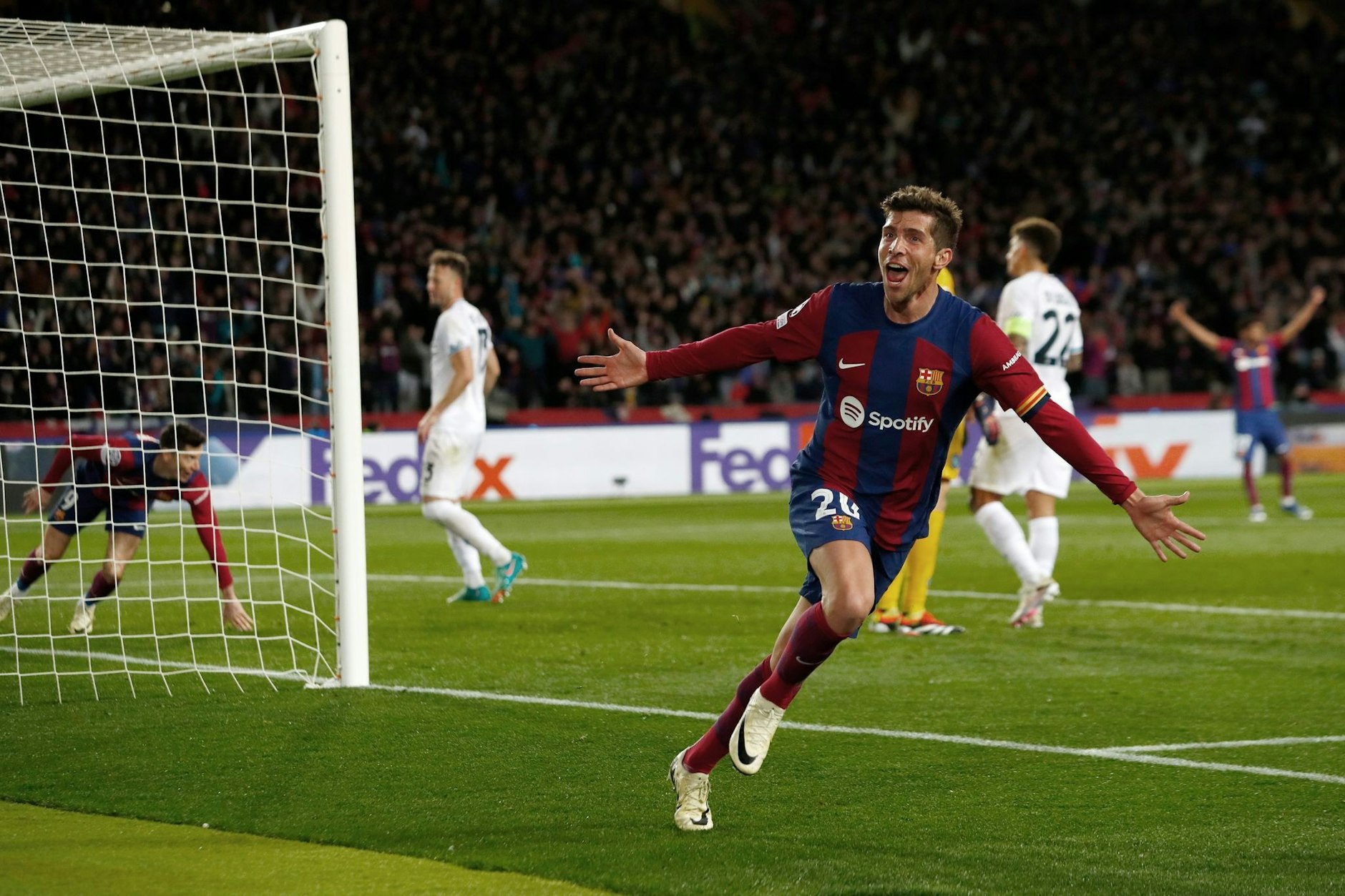 Roberto feiert Lewandowskis Tor: Barcelona war über weite Strecken das bessere Team.  