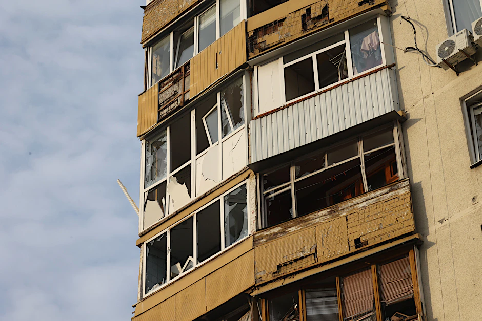 Archivbild aus dem Januar: Ein in Russlands Krieg in der Ukraine beschädigtes Wohnhaus in Charkiw. In der Ostukraine ist laut einem Medienbericht ein deutscher Kämpfer bei einem russischen Artillerieangriff getötet worden